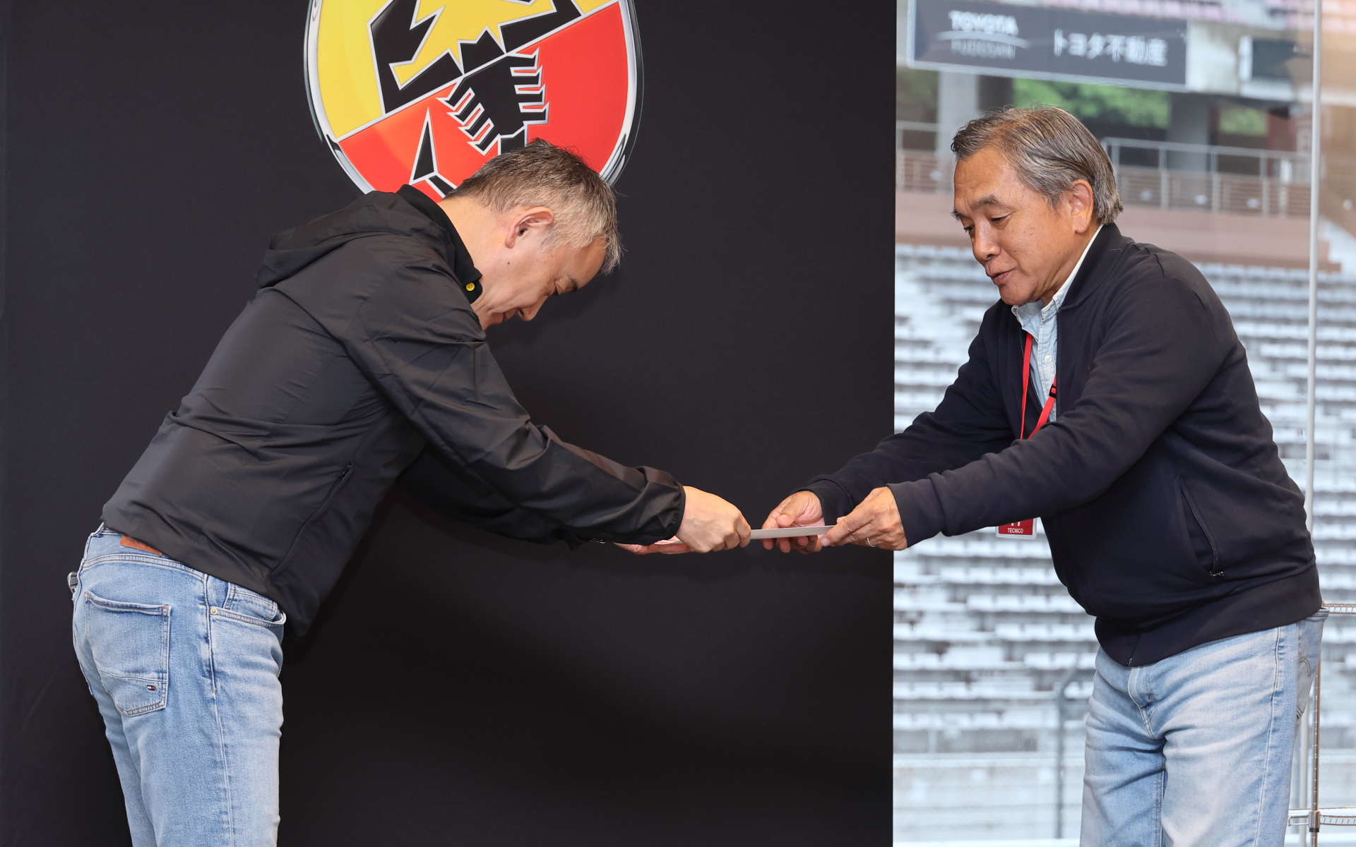 打越社長から参加者1人ずつに修了証が手渡された