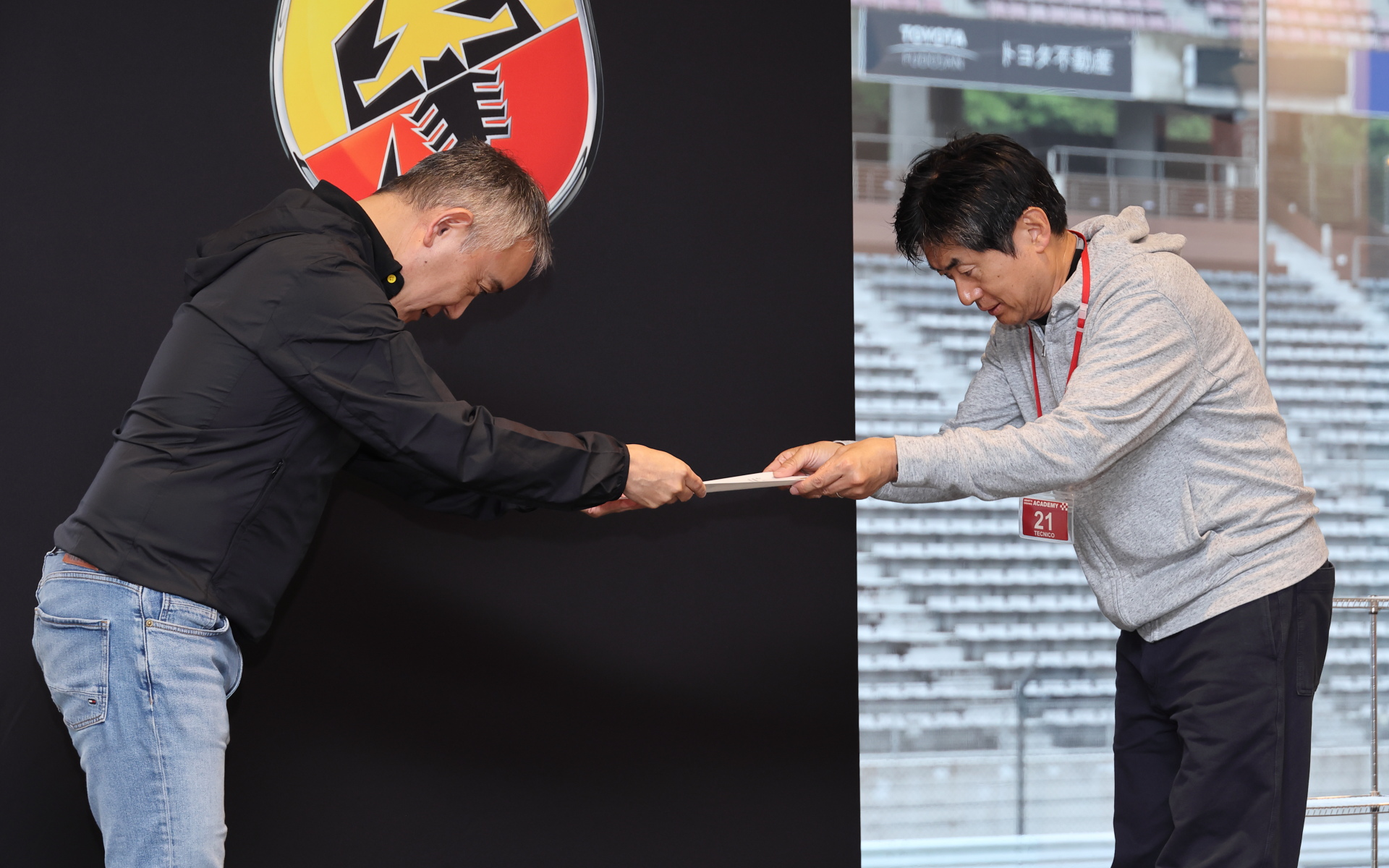 打越社長から参加者1人ずつに修了証が手渡された