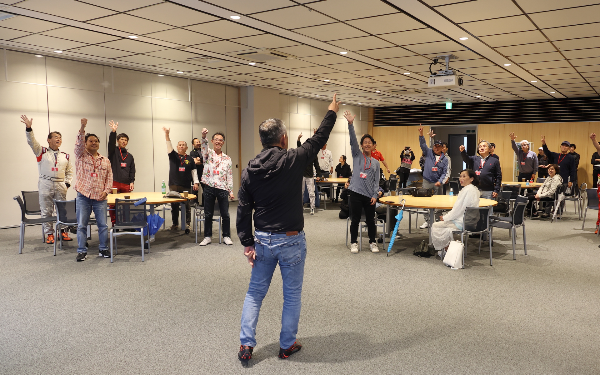 協賛のグッドイヤーからのプレゼントとなるタイヤ4本（1台分）をかけ、打越社長との白熱したじゃんけん大会も行なわれた