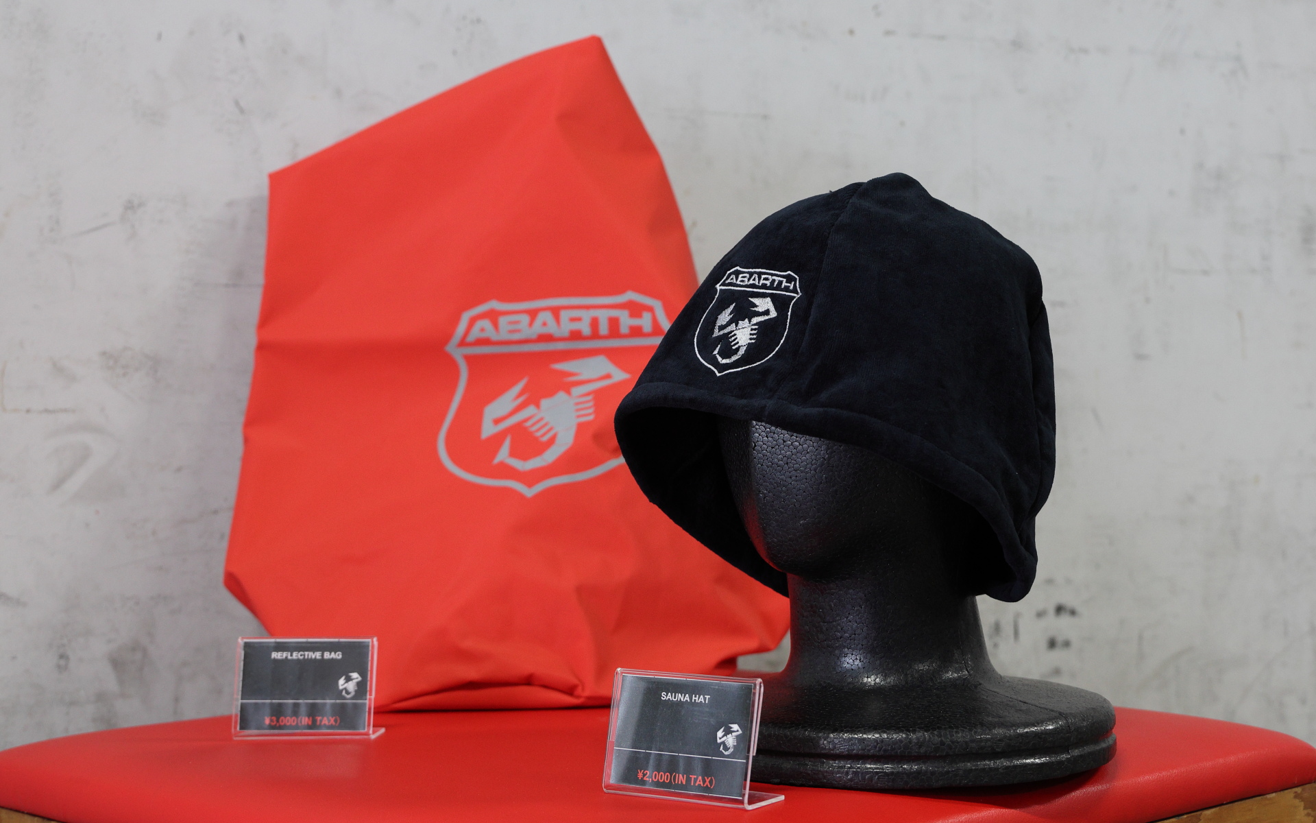 アバルトグッズを販売するブースも設けられた