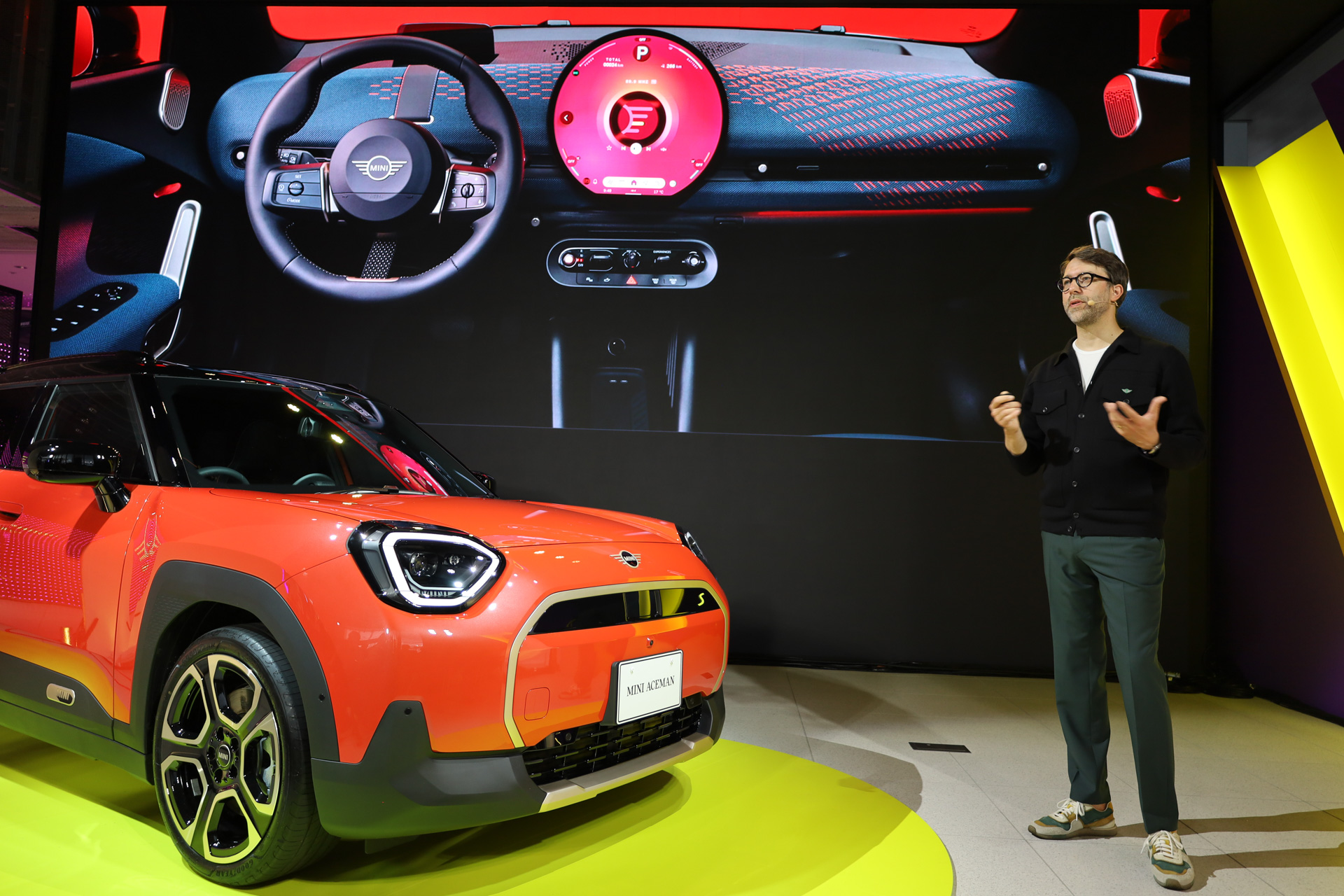 オリジナルミニのシンプルさを継承したインテリアデザイン