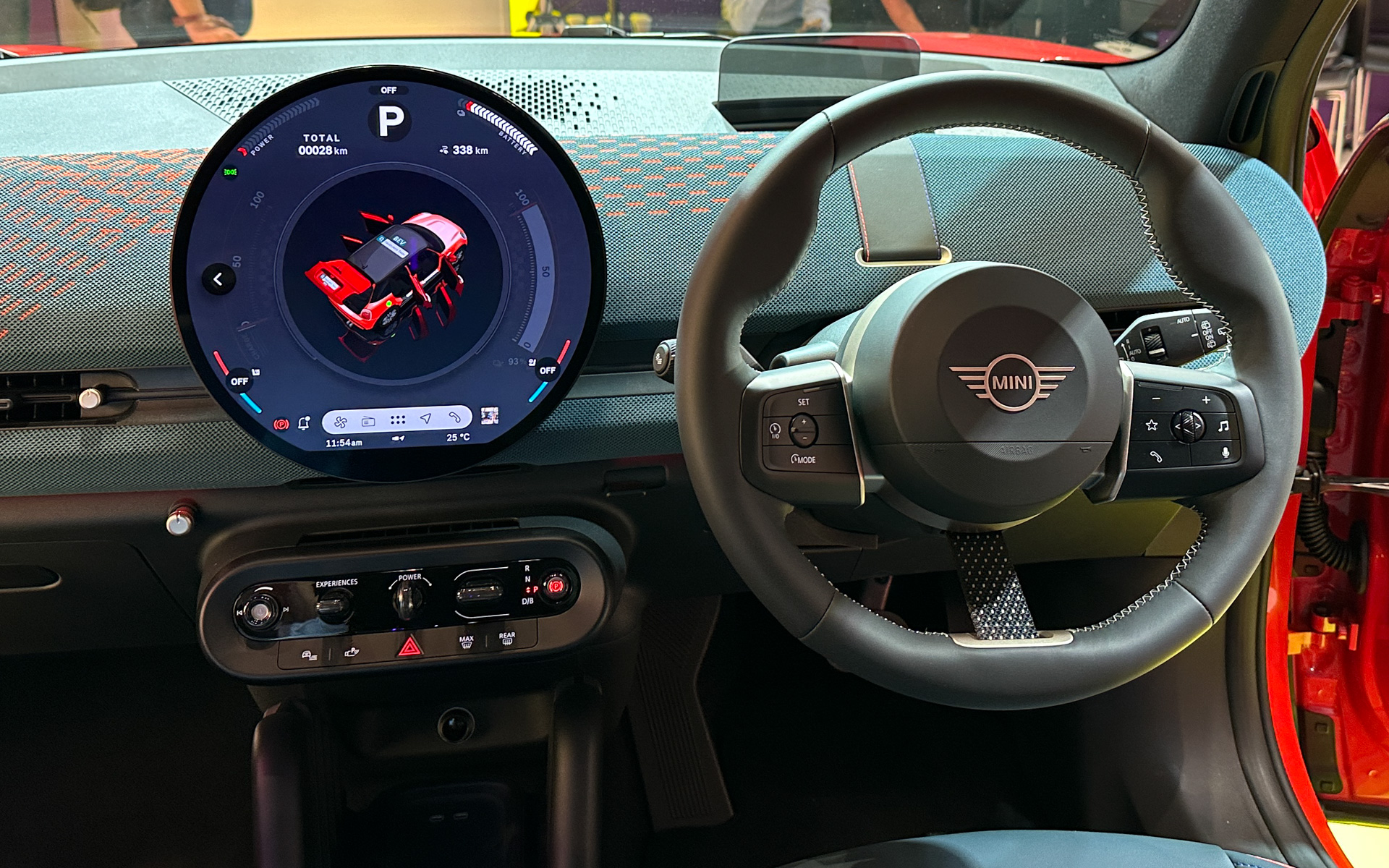 大型の円形有機ELセンターディスプレイが装備されるインテリア