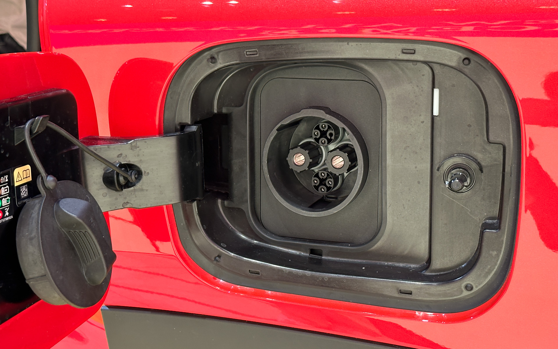 急速充電用の充電口は左に