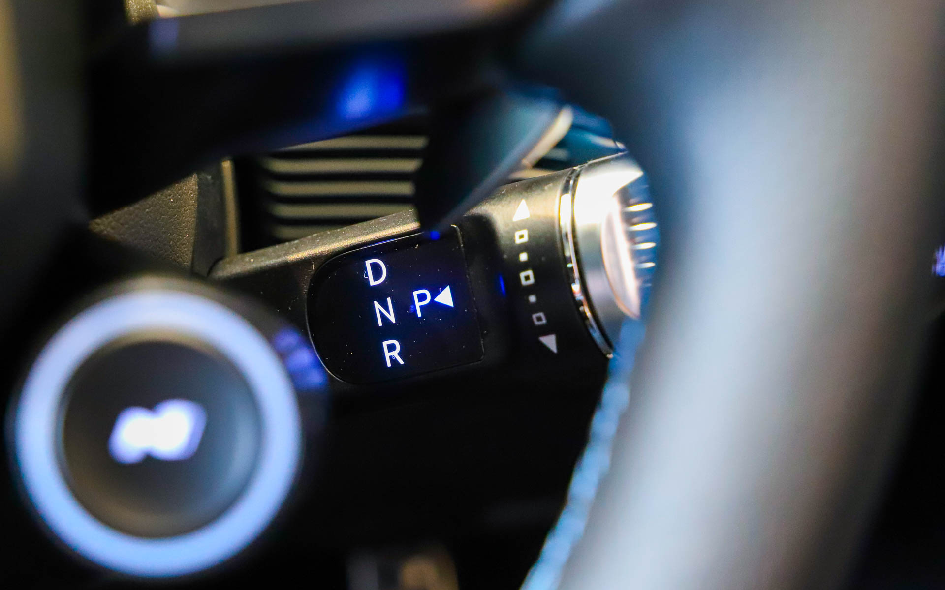 シフトはステアリングの奥にある