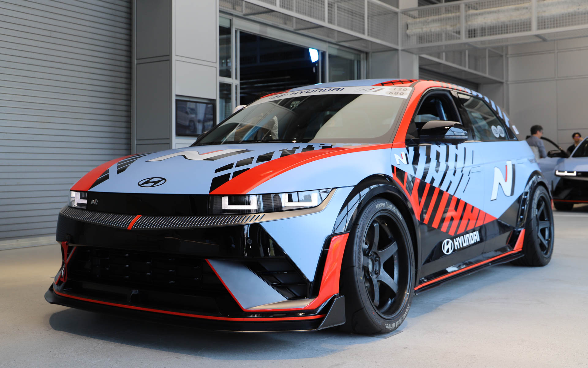 プロトタイプの競技車両も展示されていた。ロールゲージ付きで、シートは4座ともバケットタイプ