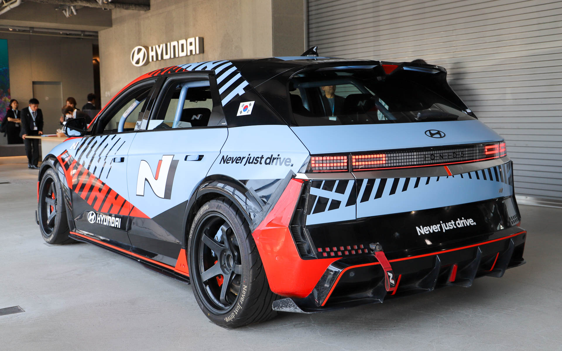 プロトタイプの競技車両も展示されていた。ロールゲージ付きで、シートは4座ともバケットタイプ