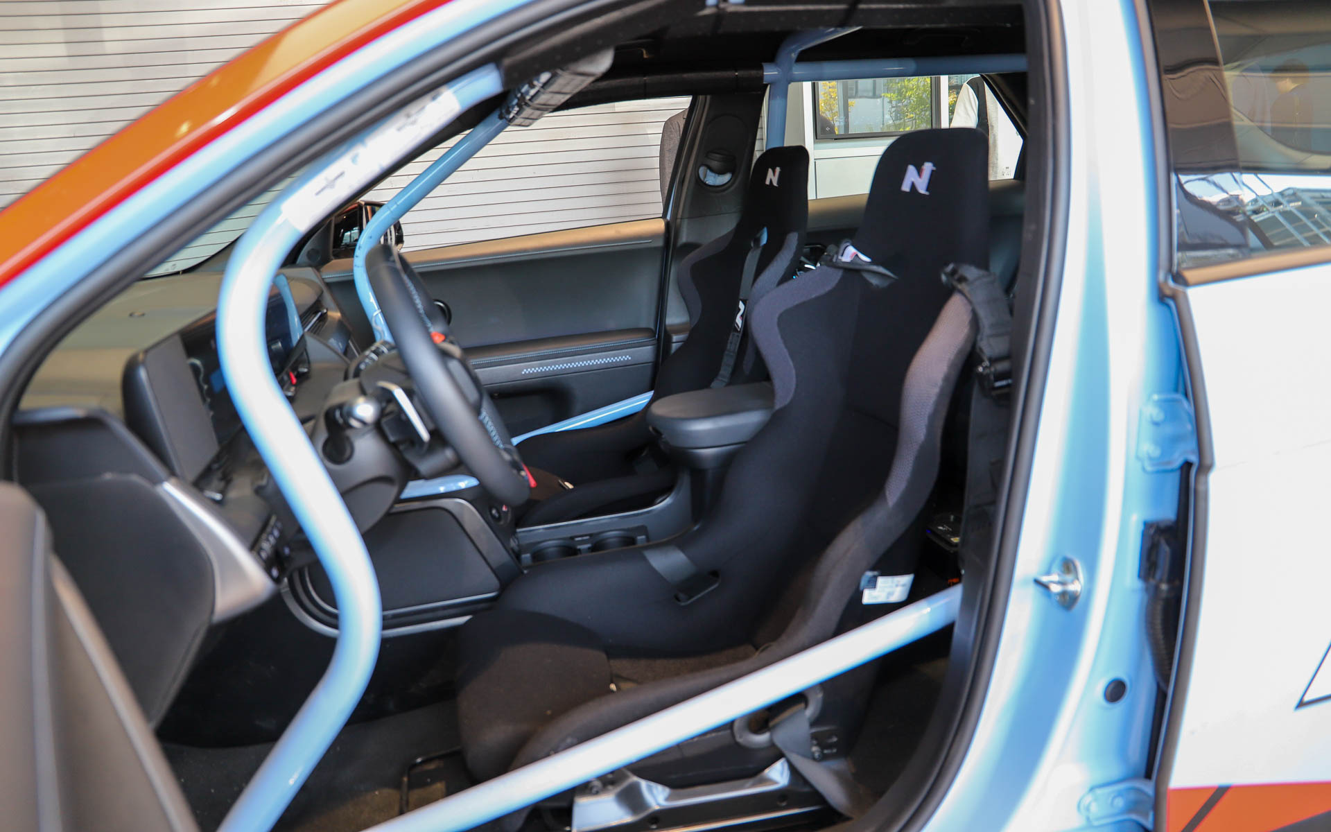 プロトタイプの競技車両も展示されていた。ロールゲージ付きで、シートは4座ともバケットタイプ