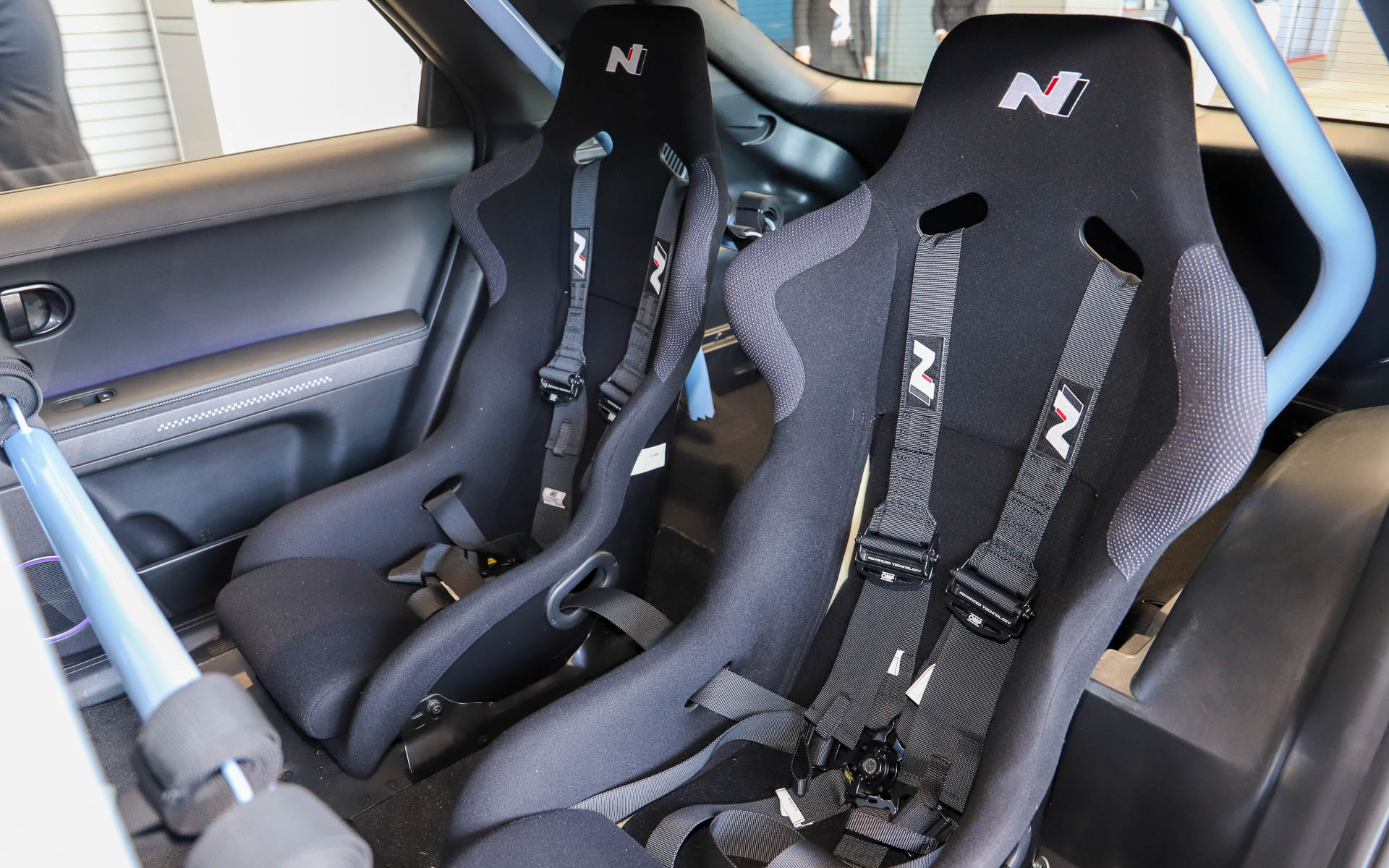 プロトタイプの競技車両も展示されていた。ロールゲージ付きで、シートは4座ともバケットタイプ