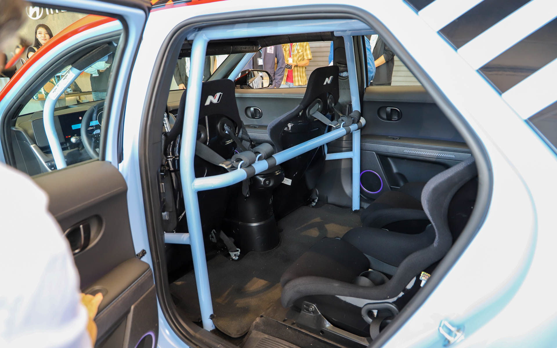 プロトタイプの競技車両も展示されていた。ロールゲージ付きで、シートは4座ともバケットタイプ