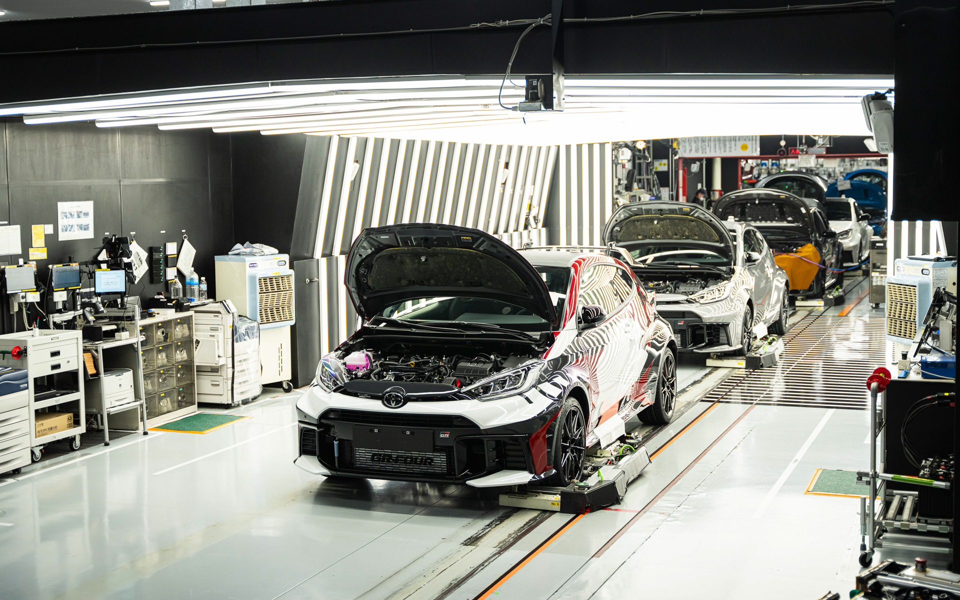 検査工程で塗装の状態などがチェックされる進化型GRヤリス。ボディを見て分かるように貴重なロバンペラ仕様