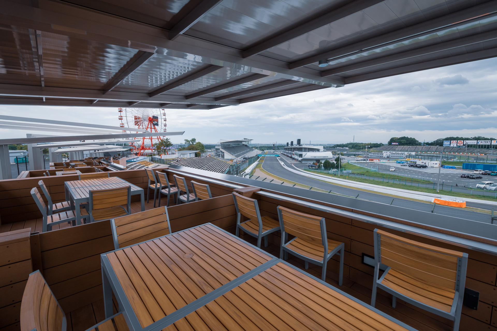 「R-BOX」パークレストラン「GRAN VIEW」に隣接する「BOX席」。レーシングコースを見渡しながらGRAN VIEWの食事を楽しめる