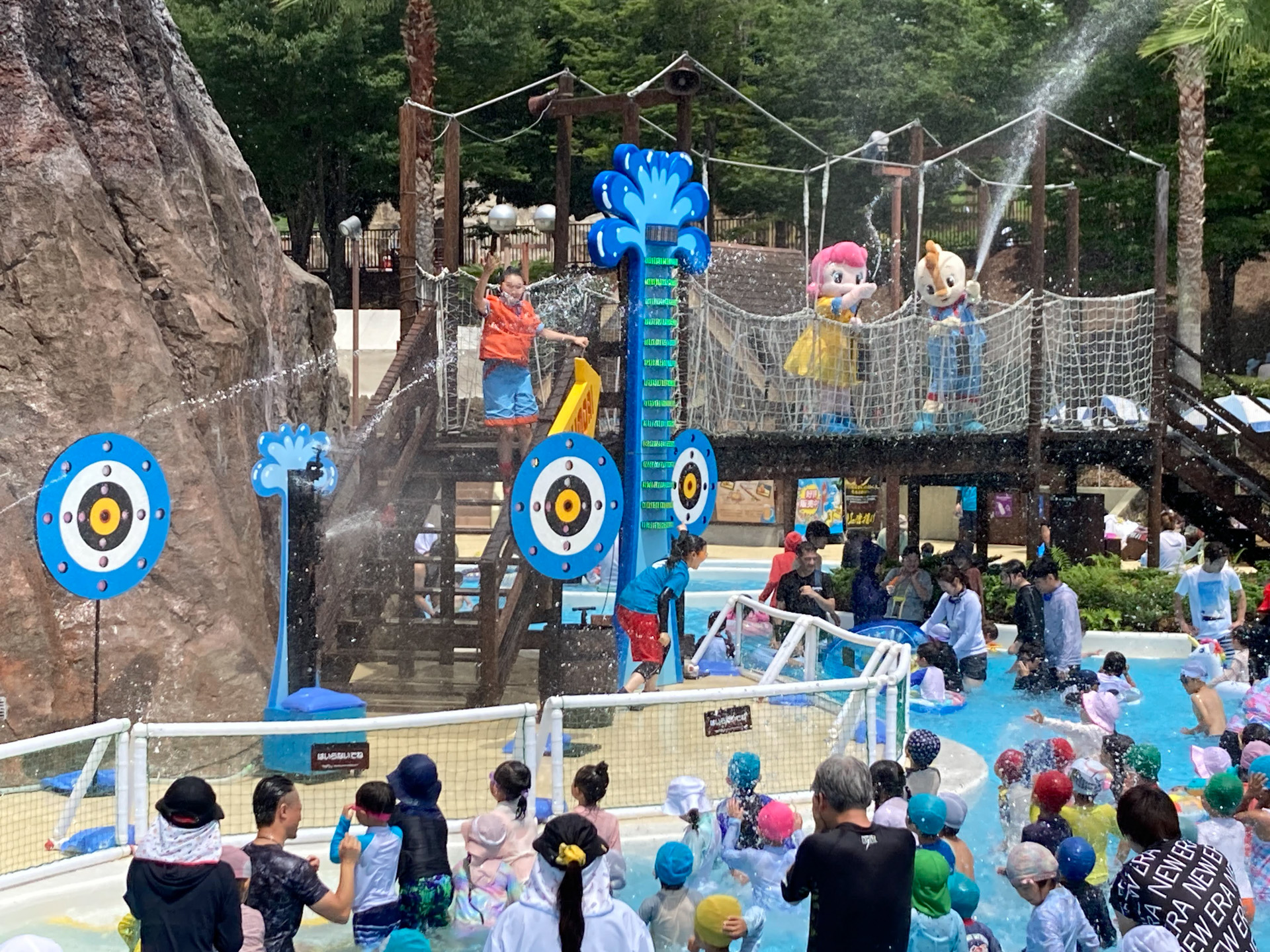 プール内の「コチラのクールダウンびしょぬれパーティー」