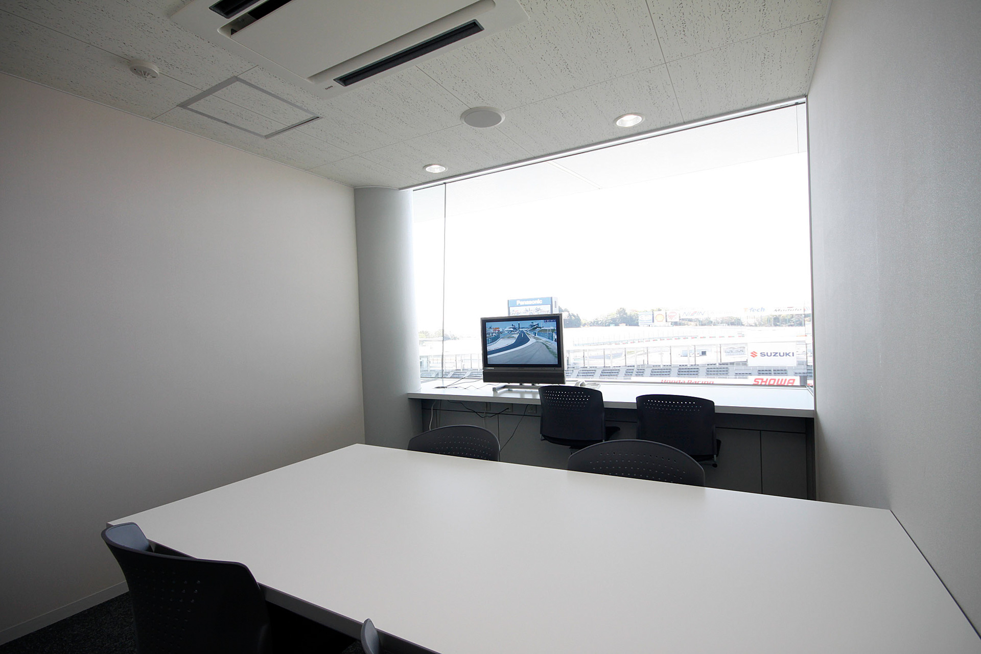 「パノラマルーム」エアコンがついた鍵付きのプライベートルーム。休憩はもちろん、荷物保管場所としても活躍