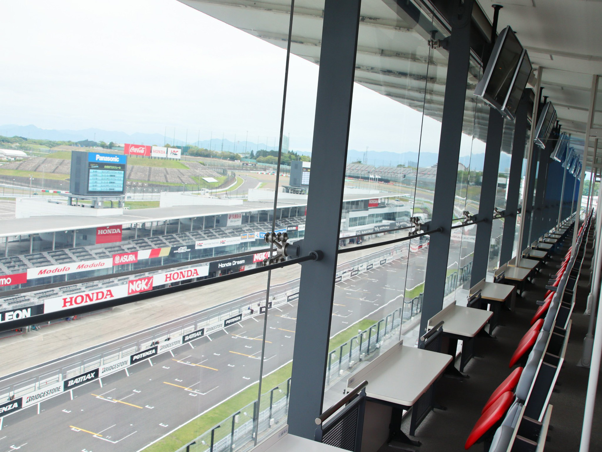 「VIPスイート」レース時には最上級の観戦環境として人気の部屋。室内では6種類のソフトドリンクバーと生ビール販売を利用できる