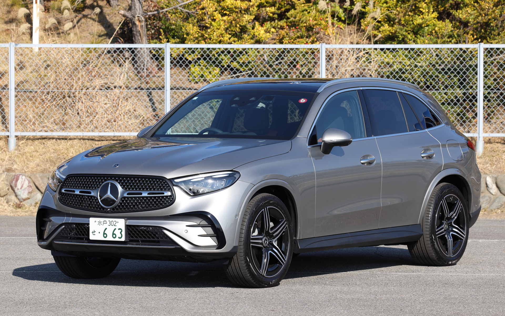 今回試乗したのは2023年11月にGLCのラインアップに追加されたPHEVモデル「GLC 350 e 4MATIC Sports Edition Star」（998万円）。ボディサイズは4725×1920×1635mm（全長×全幅×全高）、ホイールベースは2890mm