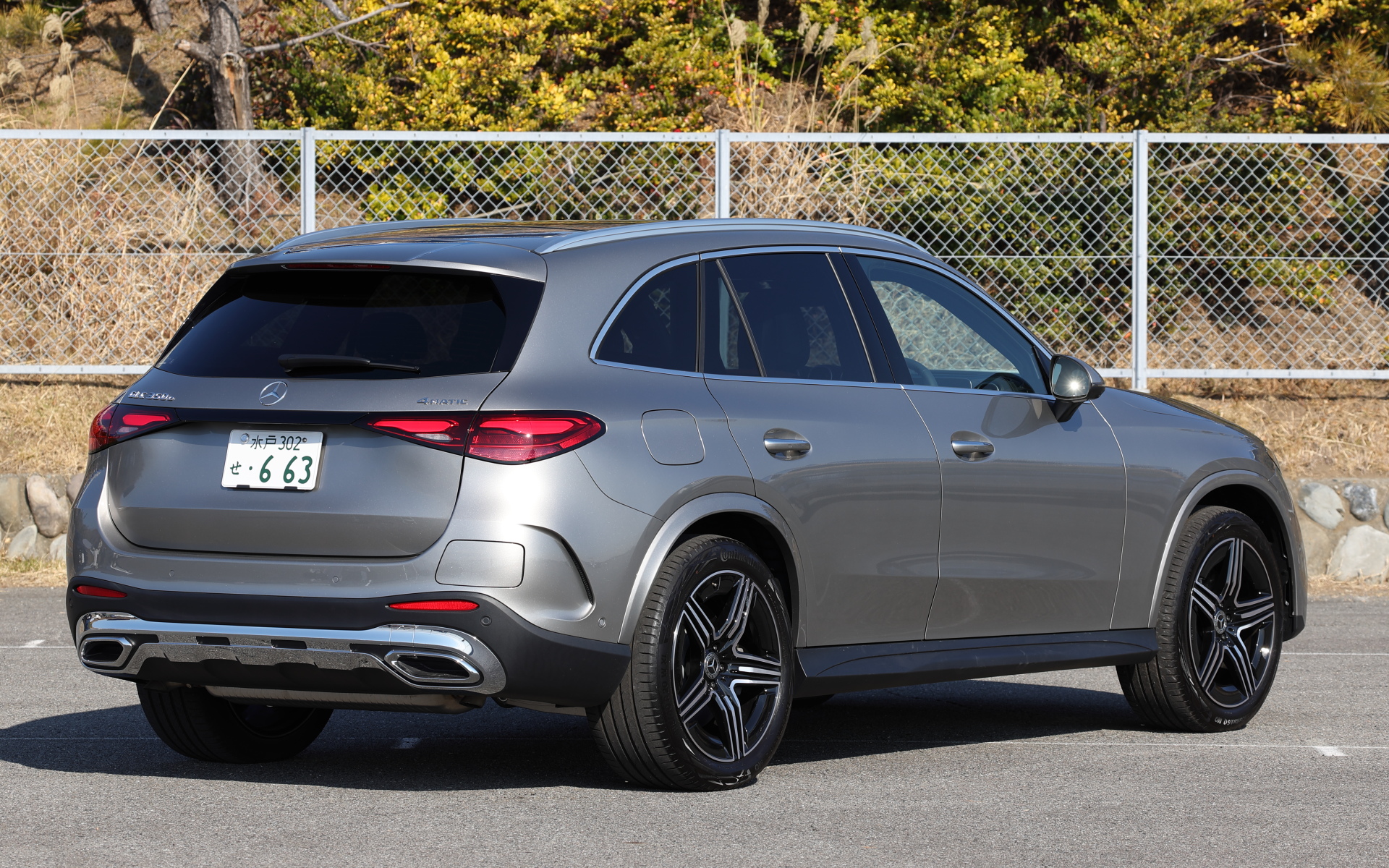 今回試乗したのは2023年11月にGLCのラインアップに追加されたPHEVモデル「GLC 350 e 4MATIC Sports Edition Star」（998万円）。ボディサイズは4725×1920×1635mm（全長×全幅×全高）、ホイールベースは2890mm