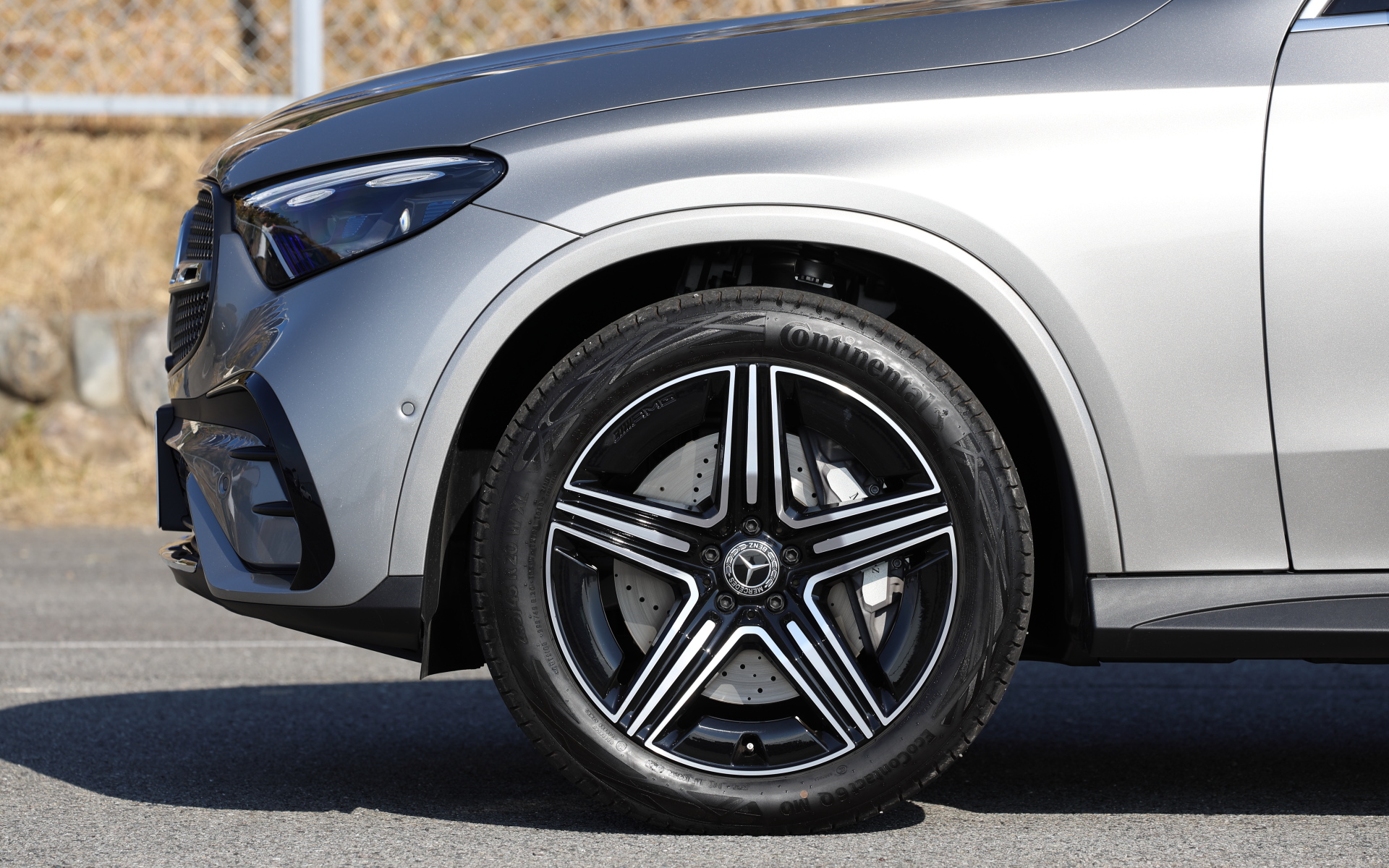 サスペンションはフロントに4リンク式、リアにマルチリンク式を採用するとともに、AIRMATICサスペンションを標準装備。伸び側と縮み側にそれぞれ可変ダンピングシステムを備え、路面状況や乗車人数などに応じて減衰力を常に最適化する