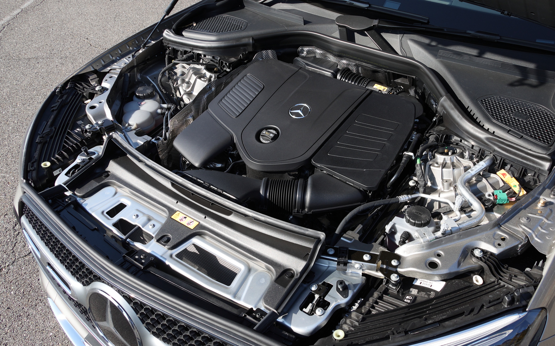 直列4気筒2.0リッター直噴ターボエンジンは最高出力150kW/6100rpm、最大トルク320Nm/2000-4000rpmを発生。モーターの最高出力は100kW/2600-6800rpm、最大トルクは440Nm/0-2100rpmを発生し、システムトータルでは230kW（313PS）/550Nmとなる。WLTCモード燃費は11.9km/Lとした