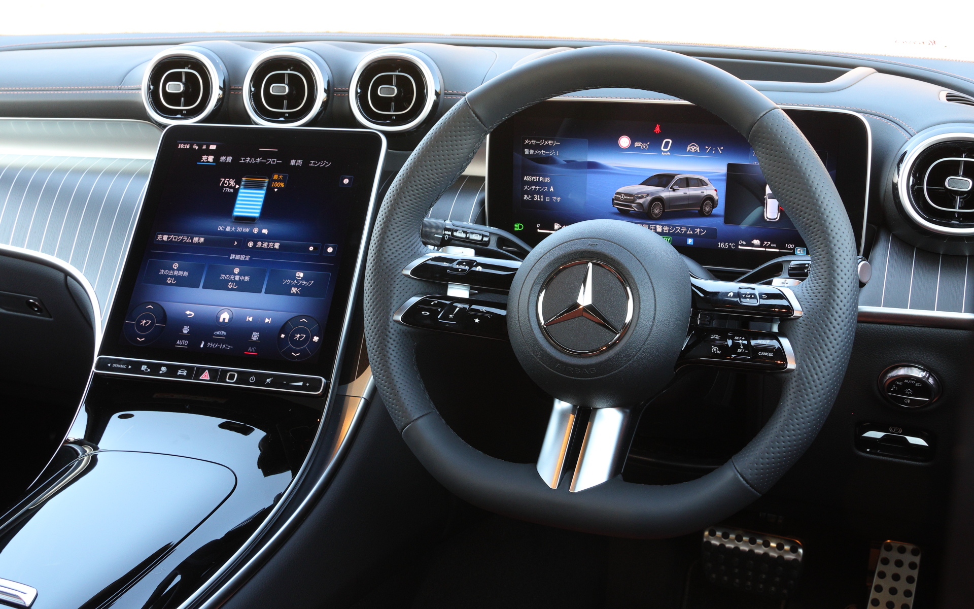 インテリアではダッシュボードを上下に分けてデザイン。上部は翼のような形状に航空機エンジンのナセルを想起させる丸みをつけたやや横長の新デザインの角型エアアウトレットが配置され、スポーティさを演出。下部には大きなインテリアトリムが広がり、標準仕様でもオプション選択時でもリアルウッドインテリアトリムを採用するなど、質感の高い室内空間を演出している