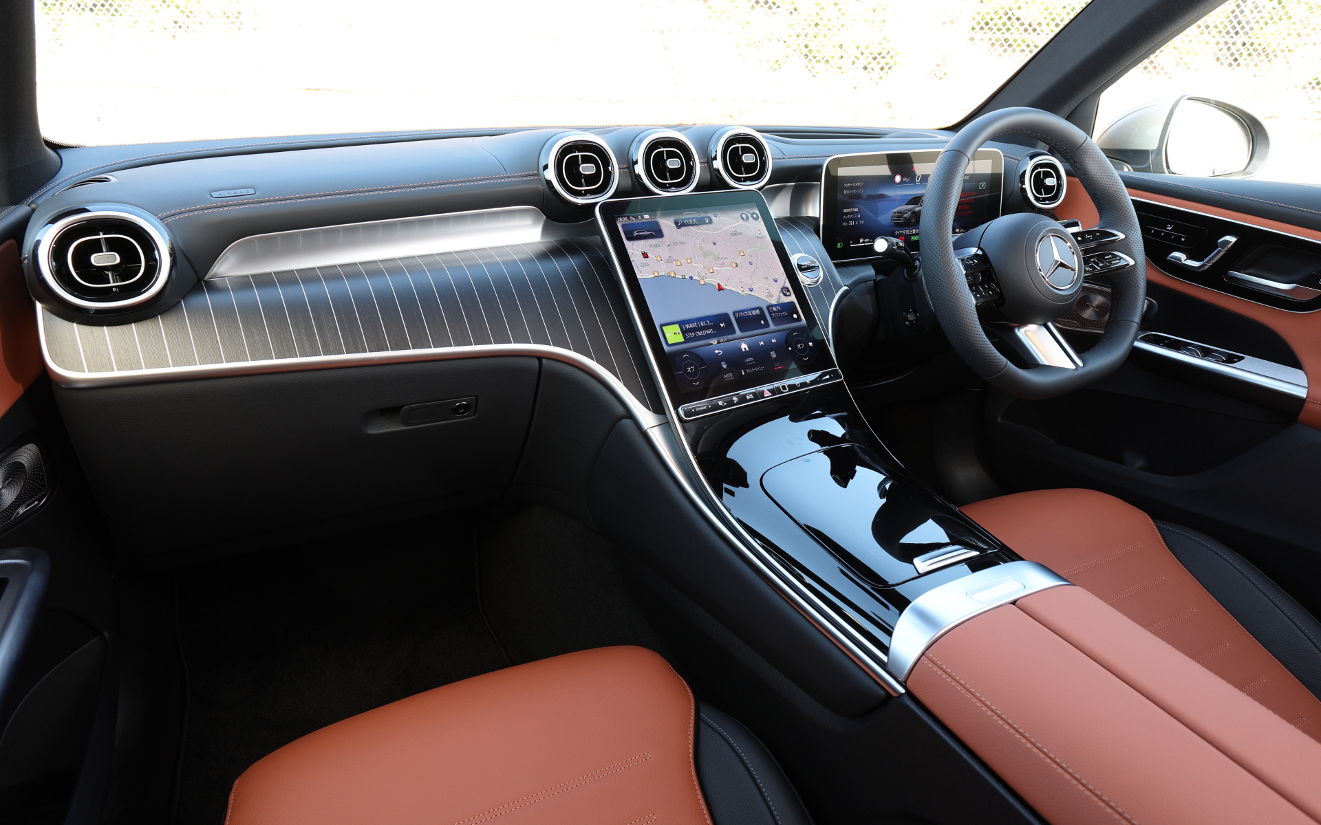 インテリアではダッシュボードを上下に分けてデザイン。上部は翼のような形状に航空機エンジンのナセルを想起させる丸みをつけたやや横長の新デザインの角型エアアウトレットが配置され、スポーティさを演出。下部には大きなインテリアトリムが広がり、標準仕様でもオプション選択時でもリアルウッドインテリアトリムを採用するなど、質感の高い室内空間を演出している