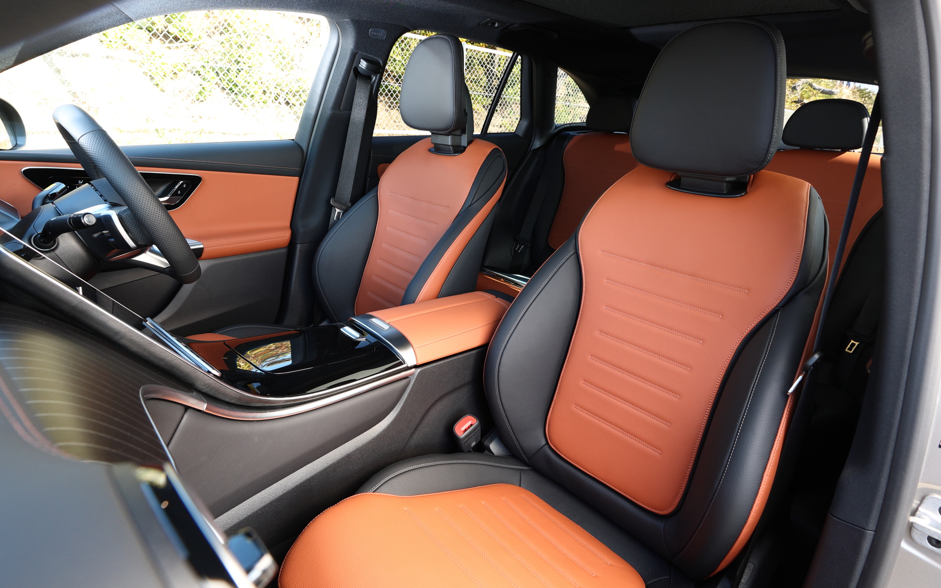 インテリアではダッシュボードを上下に分けてデザイン。上部は翼のような形状に航空機エンジンのナセルを想起させる丸みをつけたやや横長の新デザインの角型エアアウトレットが配置され、スポーティさを演出。下部には大きなインテリアトリムが広がり、標準仕様でもオプション選択時でもリアルウッドインテリアトリムを採用するなど、質感の高い室内空間を演出している