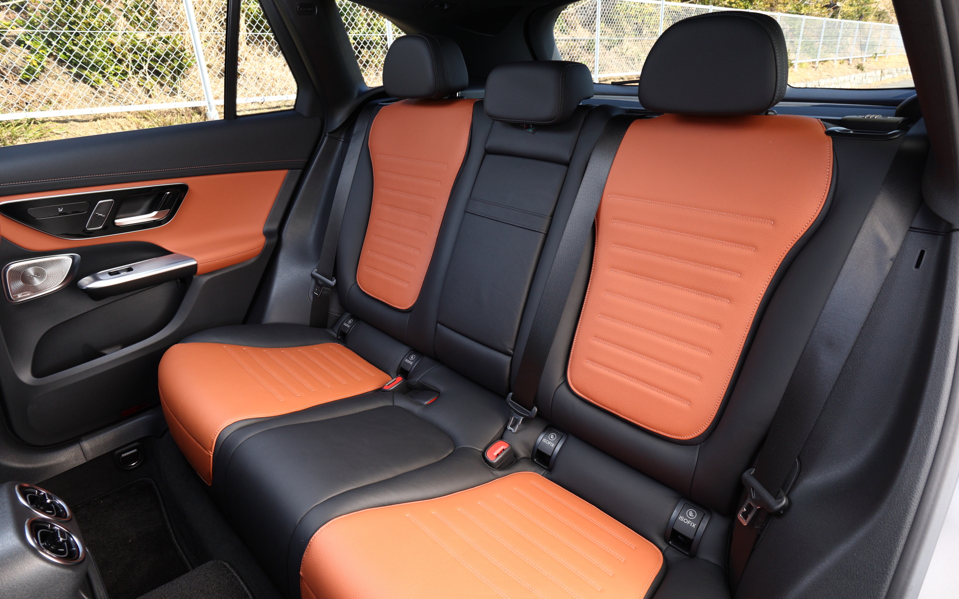 インテリアではダッシュボードを上下に分けてデザイン。上部は翼のような形状に航空機エンジンのナセルを想起させる丸みをつけたやや横長の新デザインの角型エアアウトレットが配置され、スポーティさを演出。下部には大きなインテリアトリムが広がり、標準仕様でもオプション選択時でもリアルウッドインテリアトリムを採用するなど、質感の高い室内空間を演出している