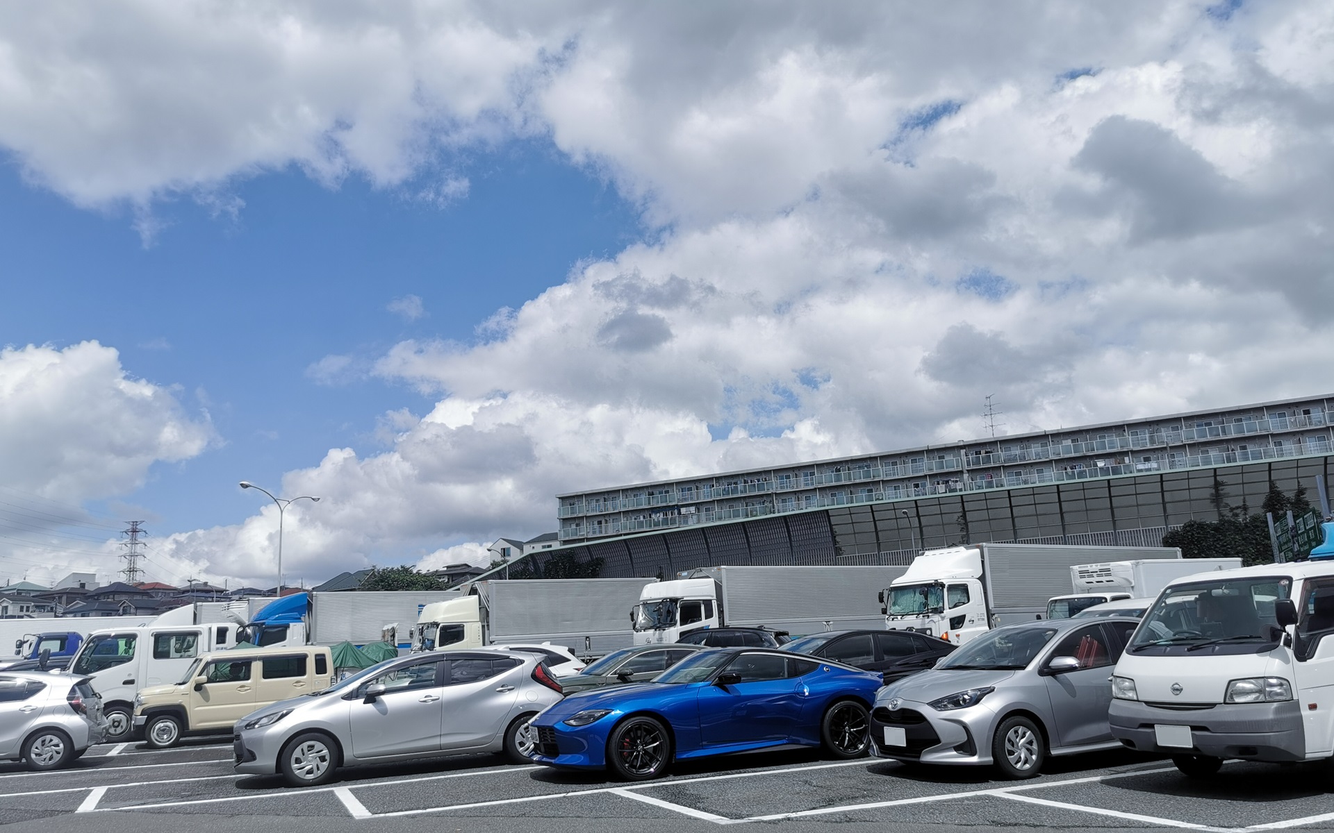 パーキングでも圧倒的な存在感を放つ「フェアレディZ」です（くどいですが自分のクルマではありません）