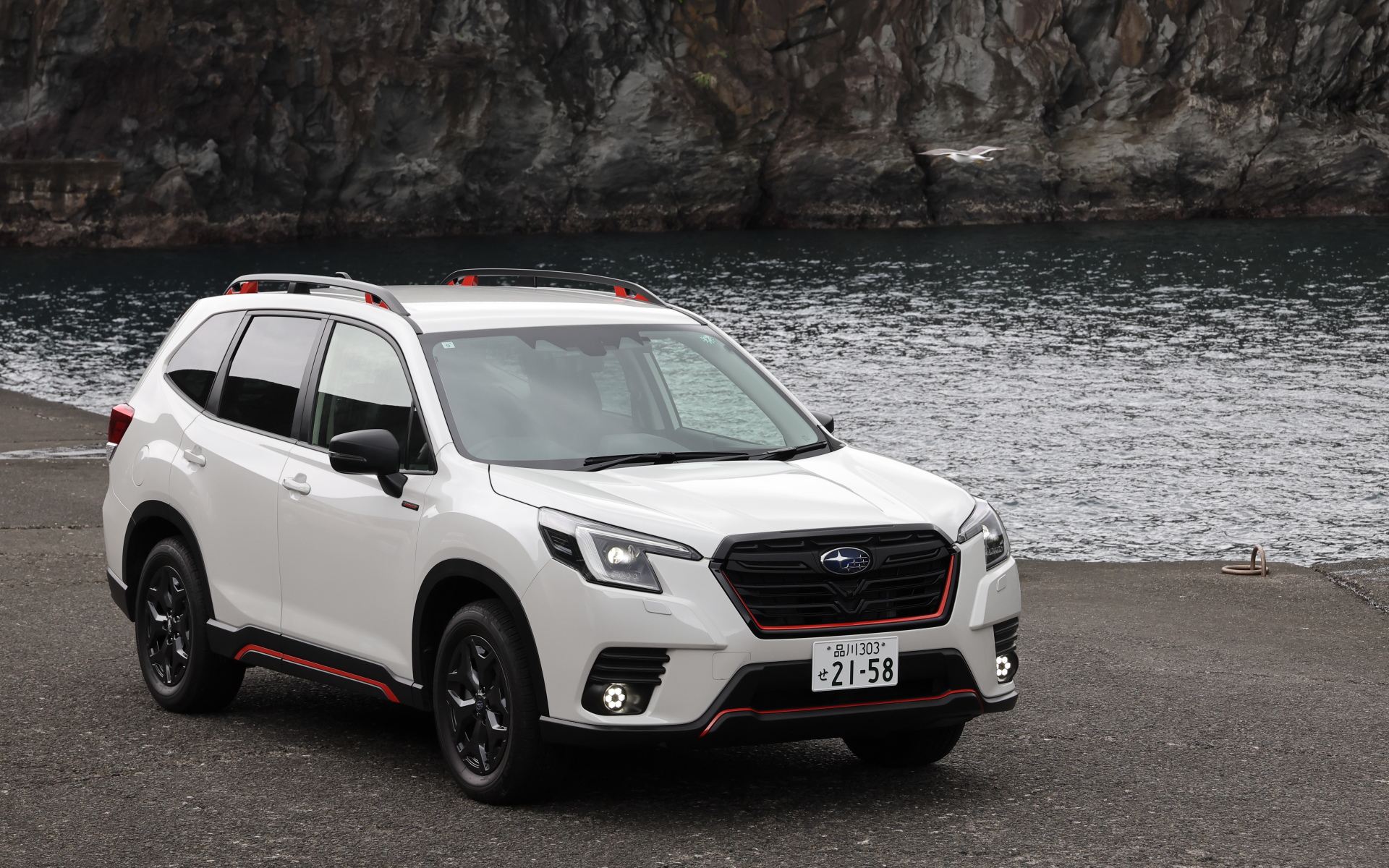 八丈島での1台目の相棒は、レッドオレンジの差し色が気分を上げてくれる「フォレスター X-BREAK」のe-BOXERモデル（333万3000円）