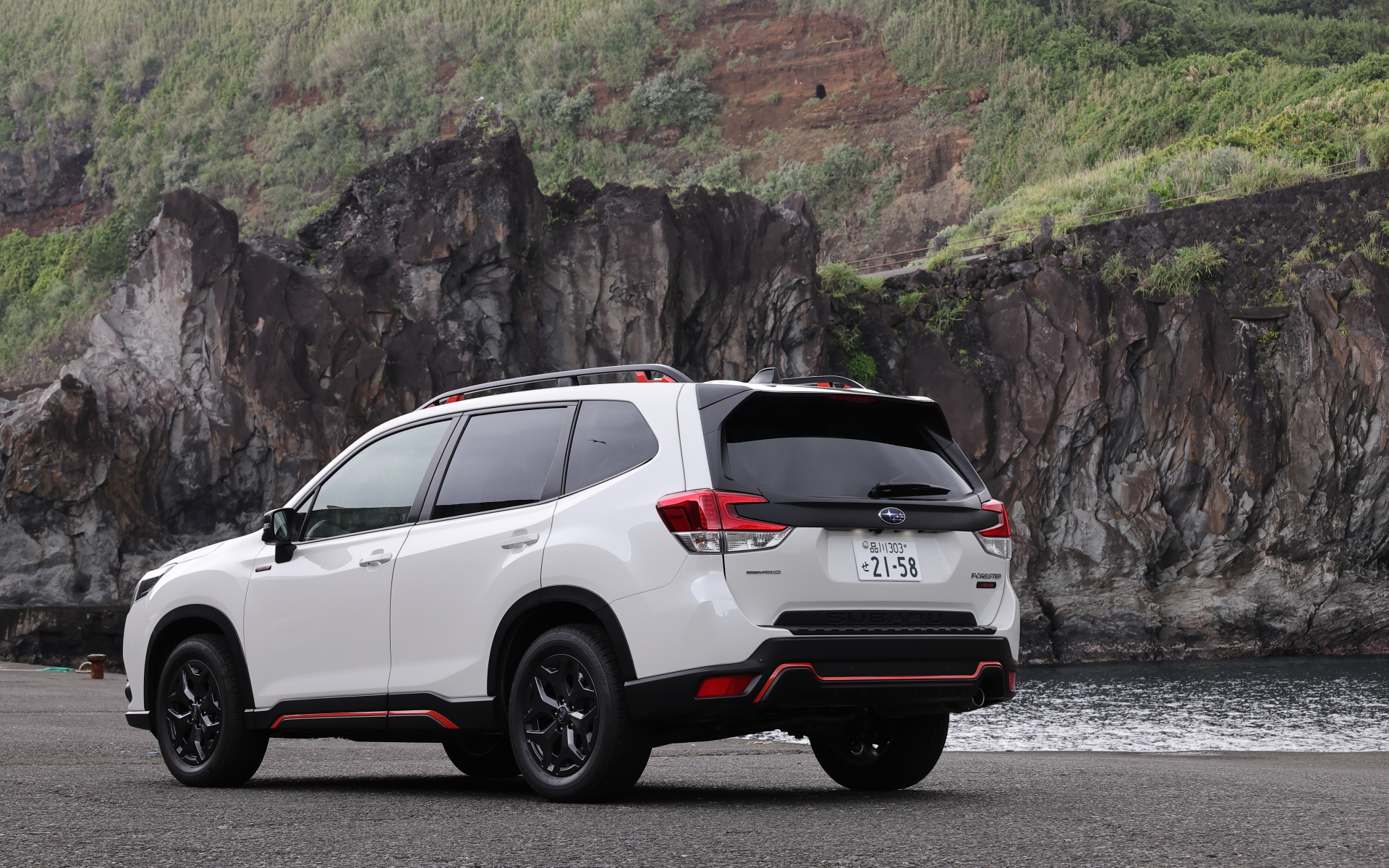 ボディサイズは4640×1815×1730mm（全長×全幅×全高）、ホイールベースは2670mm。最低地上高は220mmで、最小回転半径は5.4m