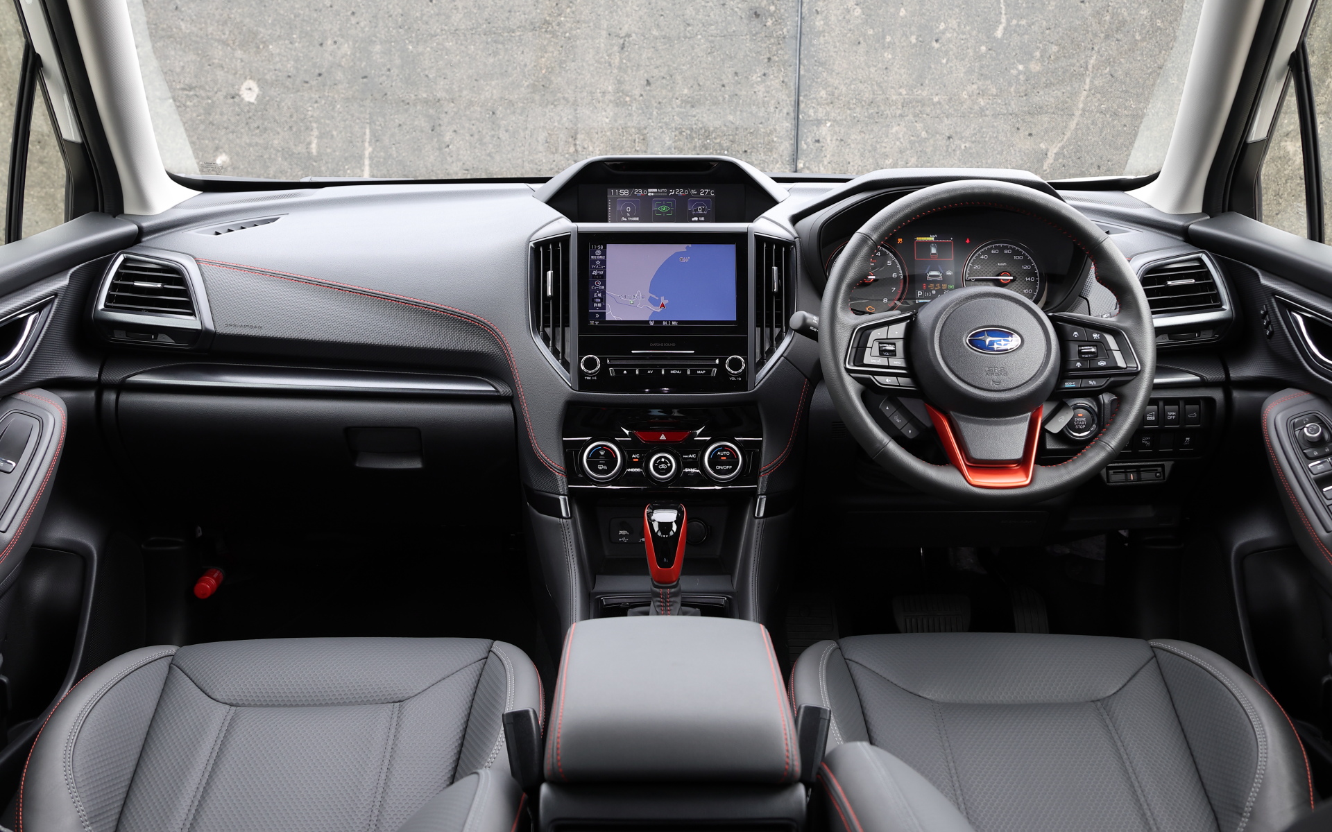 X-BREAKは室内にもレッドオレンジの差し色が用いられる。シートは撥水性ポリウレタンで、“X-BREAK”専用のタグが付く