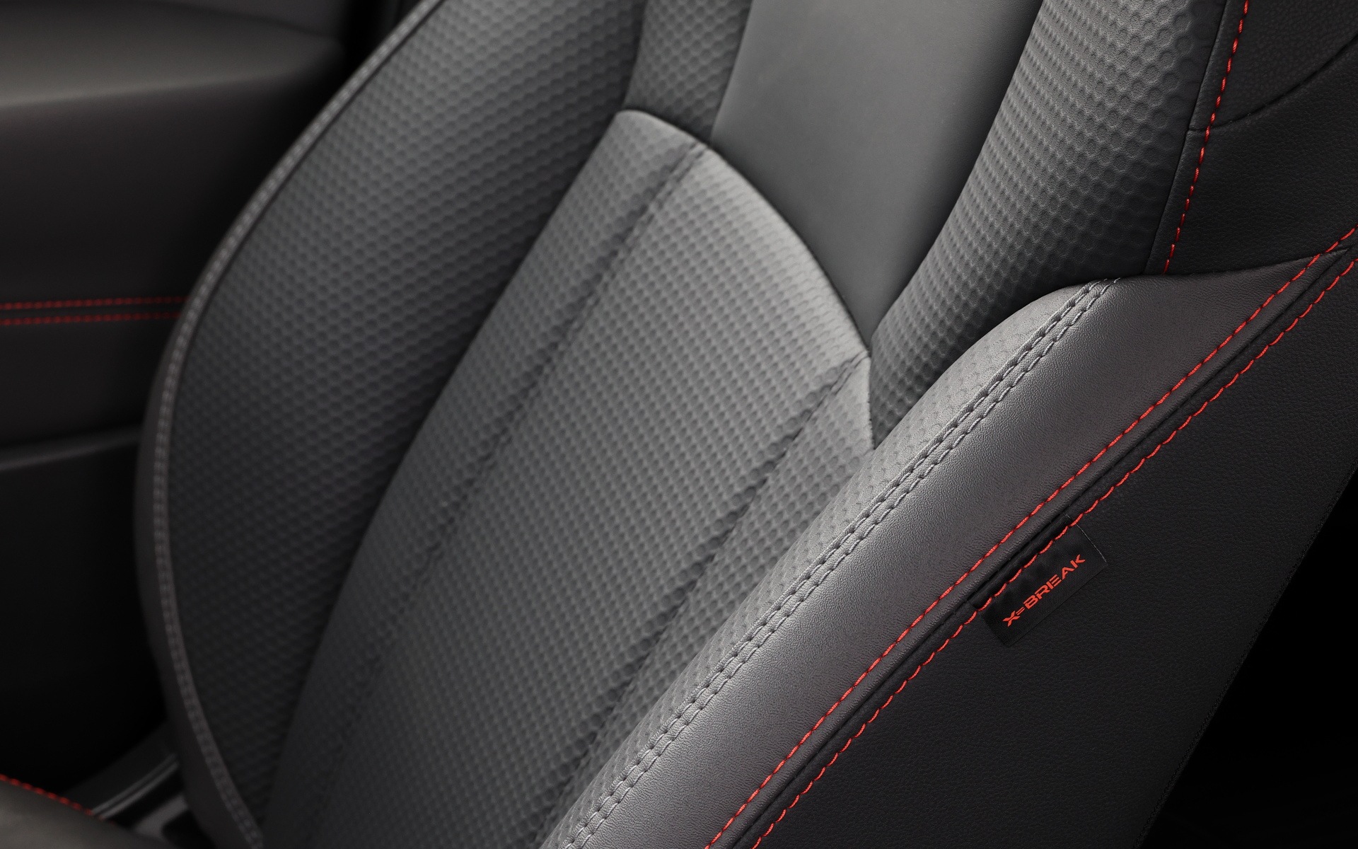 X-BREAKは室内にもレッドオレンジの差し色が用いられる。シートは撥水性ポリウレタンで、“X-BREAK”専用のタグが付く