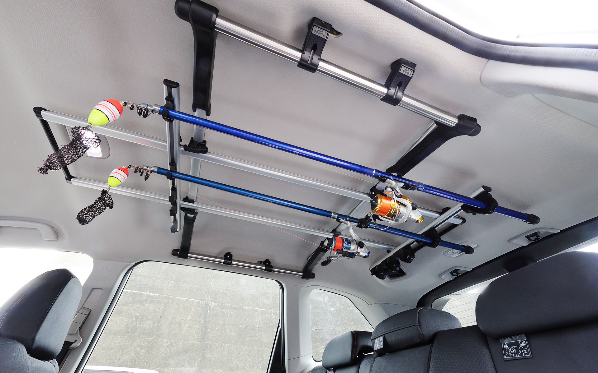 車内のロッドホルダー（社外品）に釣り竿を装着するだけで、これからの釣果が楽しみで、気持ちが爆上がり。ただ、リールを付けたままだと後席乗車時にわずかながら圧迫感がある