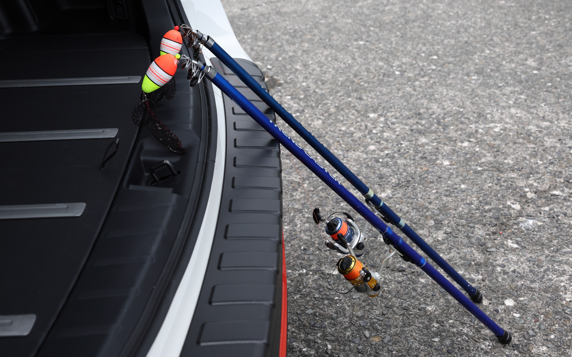 オプションのカーゴステップパネル（1万5620円）を装着しているので、釣り竿を立てかけてもボディが傷つかない