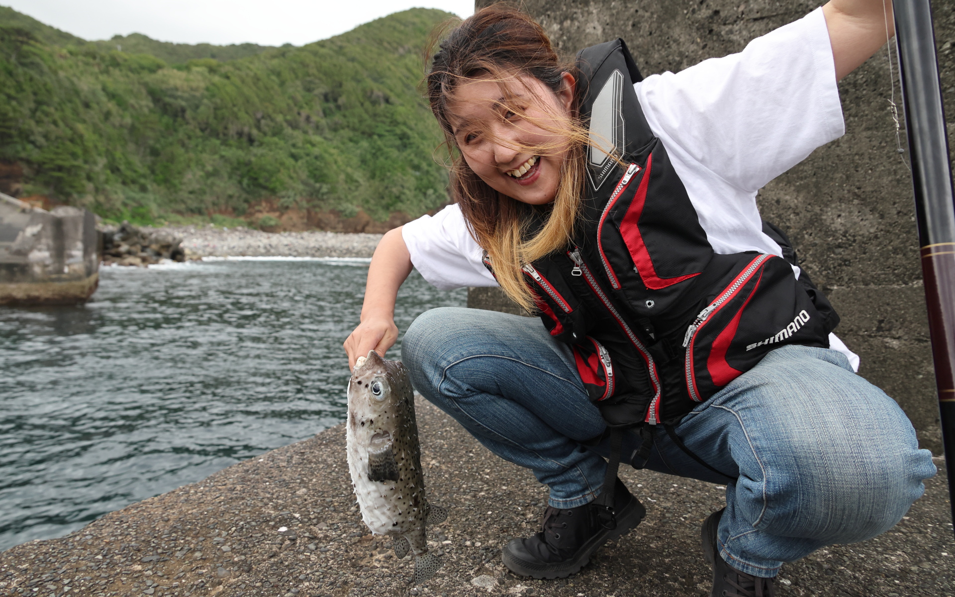 ハリセンボンも釣れたものの、食べられなくもないが調理しづらいということで海へお帰りいただいた。ハリセンボンに完全にビビっている……