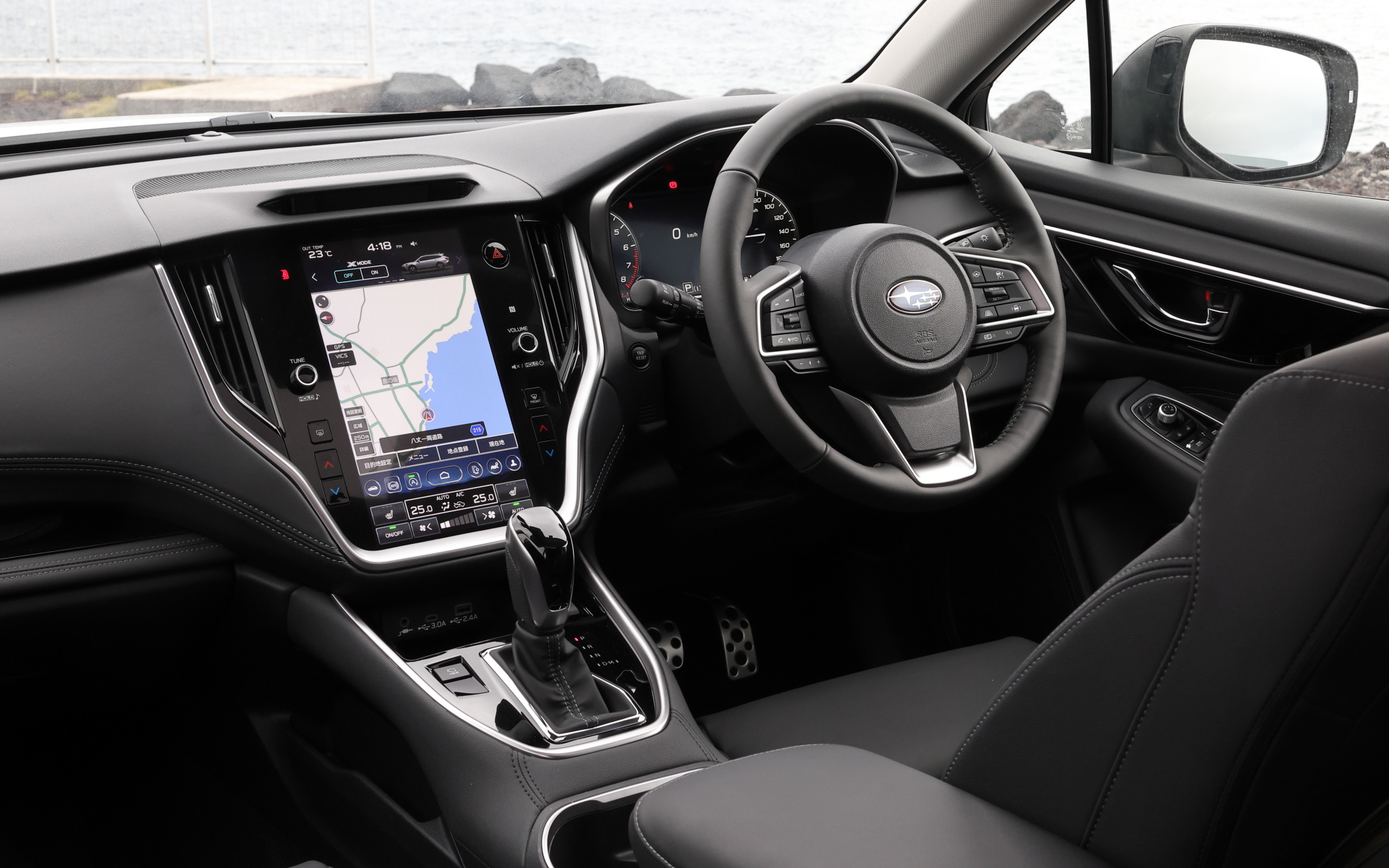 シックにまとめられているインテリア。11.6インチセンターインフォメーションディスプレイ＆インフォテインメントシステムは全グレード標準装備