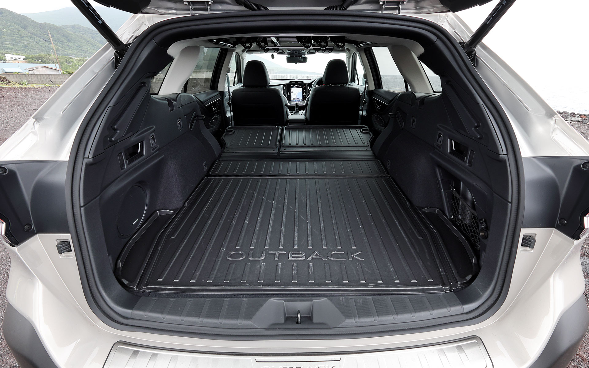 ラゲッジはかなり広く、リアシートバックまでカバーカーゴトレーマット（2万3540円）を装着すれば、使ったあとの釣り道具を載せても汚れを洗い流せる