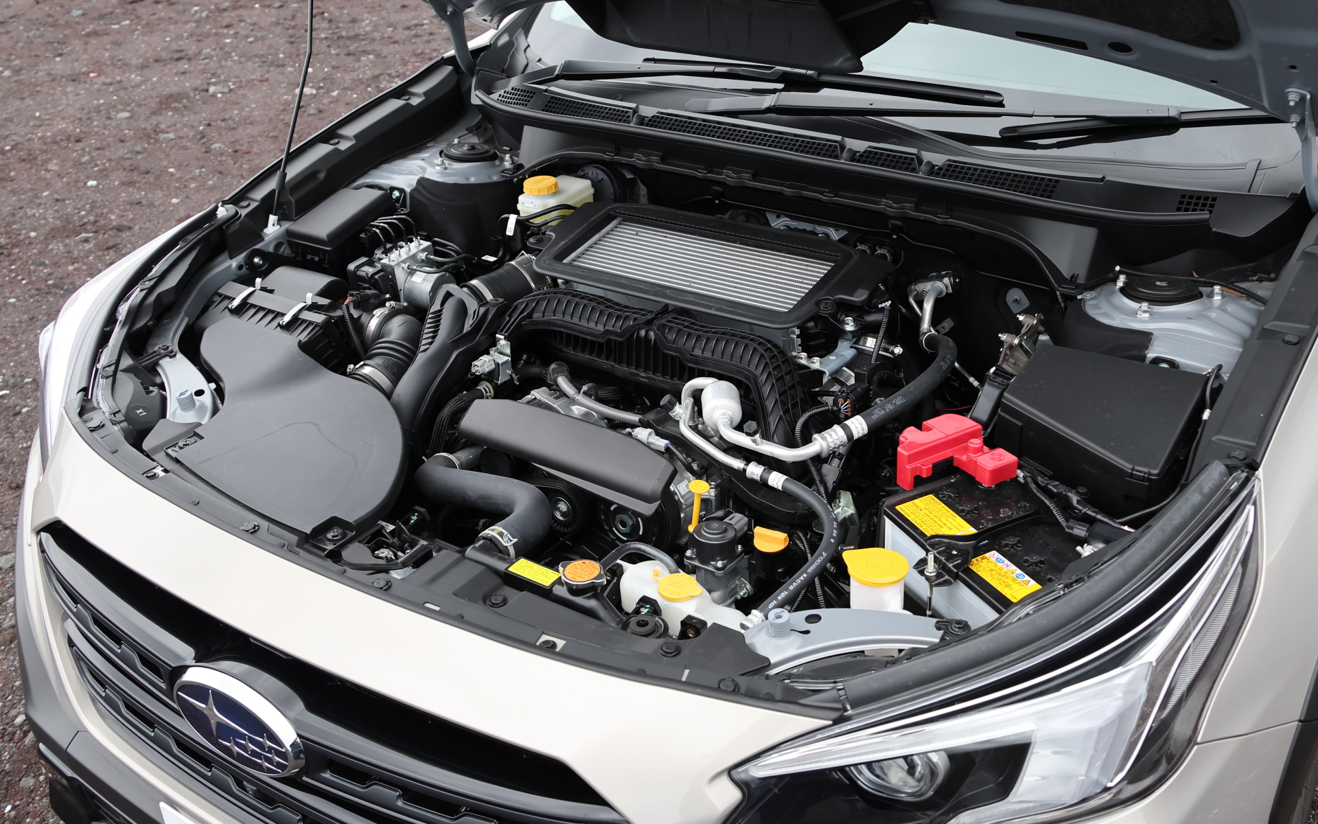 最高出力130kW（177PS）/5200-5600rpm、最大トルク300Nm（30.6kgfm）/1600-3600rpmを発生する水平対向4気筒1.8リッター直噴ターボ「CB18」エンジンを搭載。トランスミッションはリニアトロニックCVT。燃料タンク容量は63Lで、WLTCモード燃費は15.8km/L