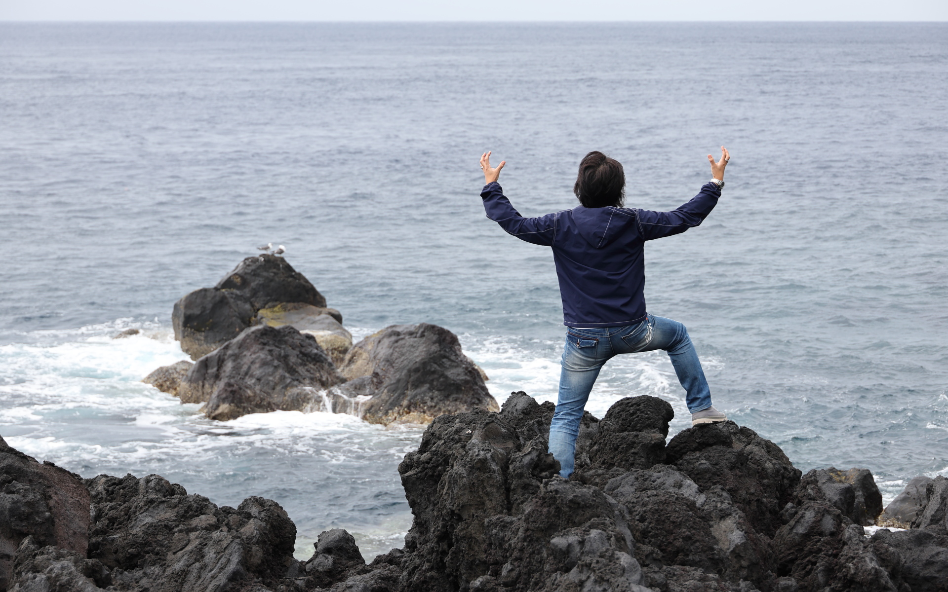 八丈島は溶岩が冷え固まってできたであろう岩場の海岸線が多く存在する。岩に打ち付ける白波が大自然をさらに感じさせる