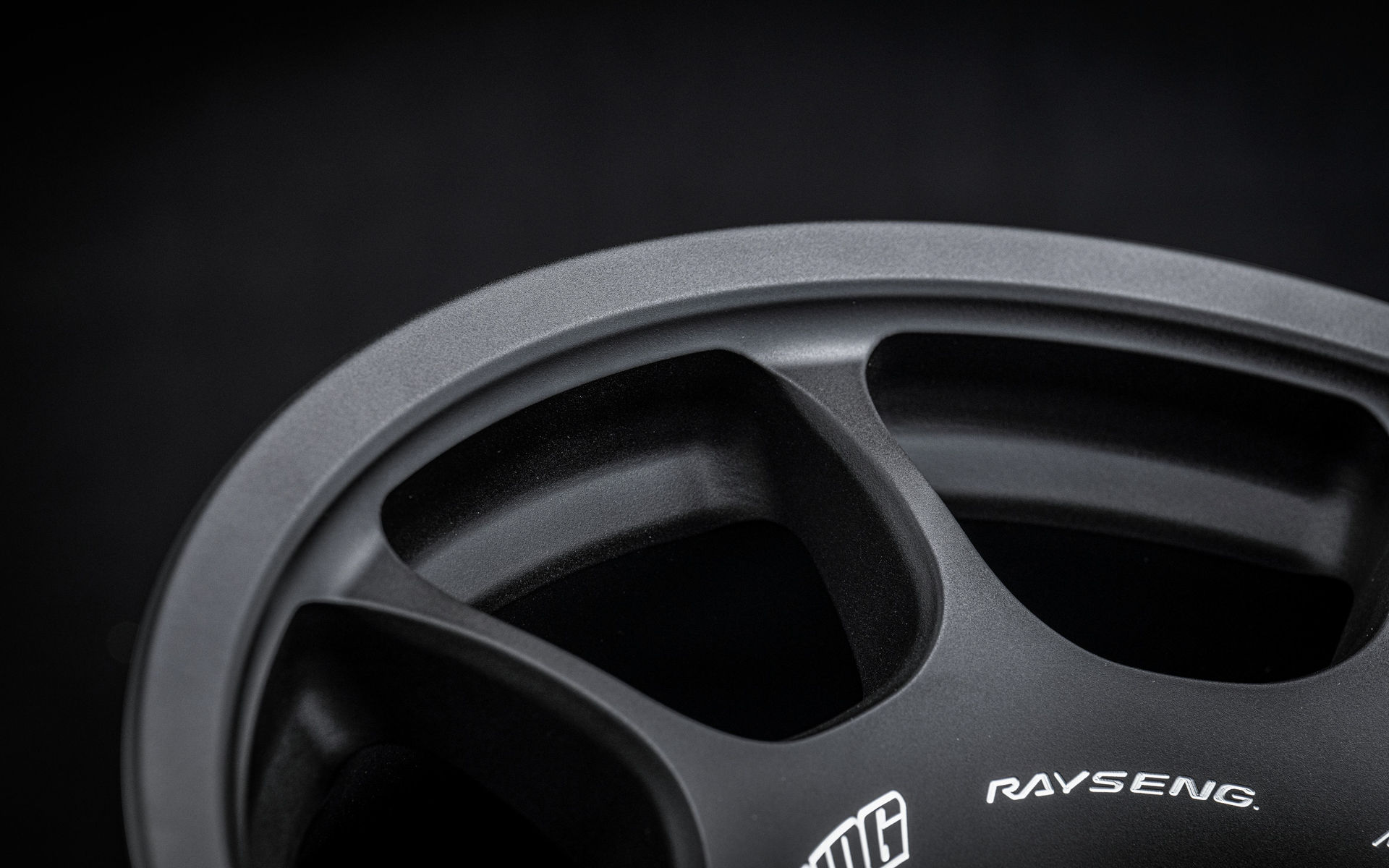 スポークをリムに結合することで強さを確保