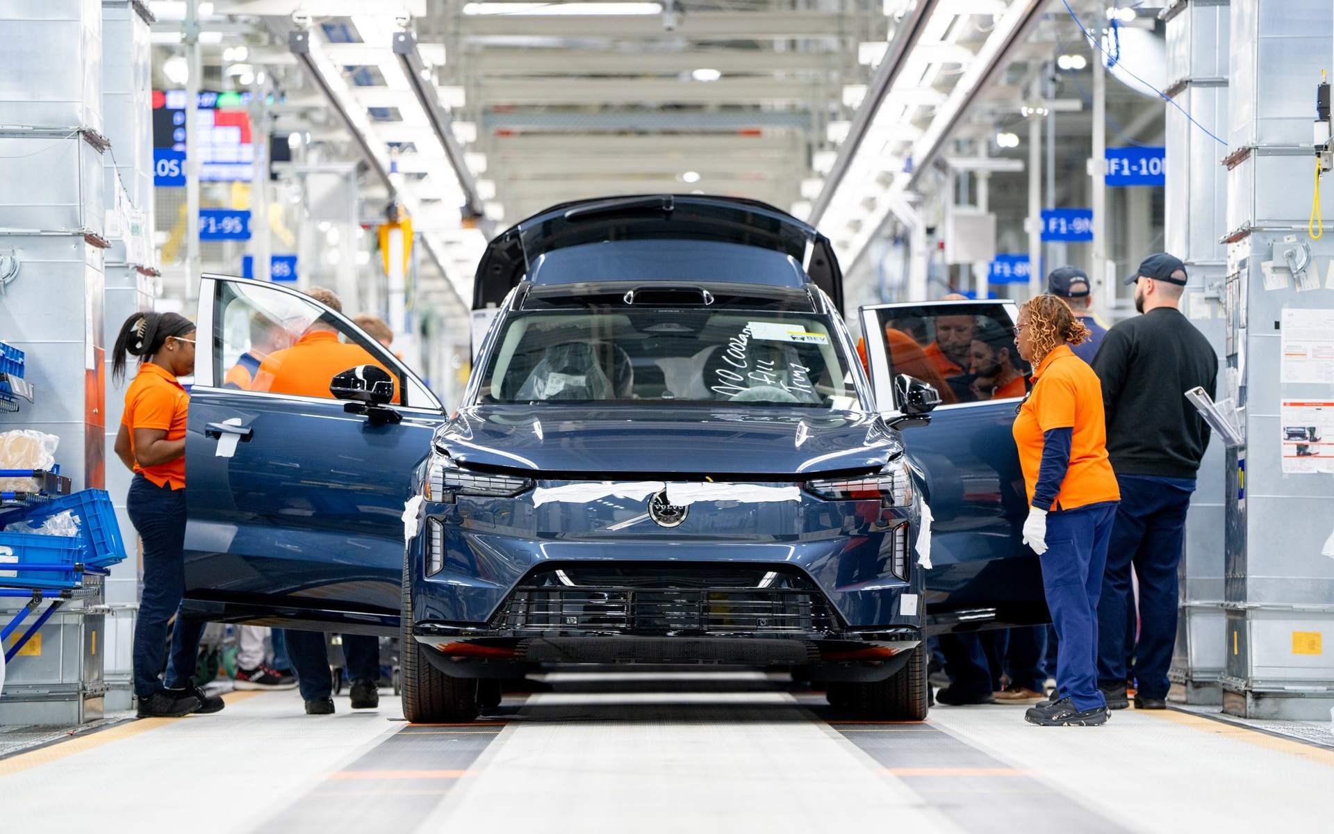 ボルボの新型バッテリEV「EX90」の生産が開始された