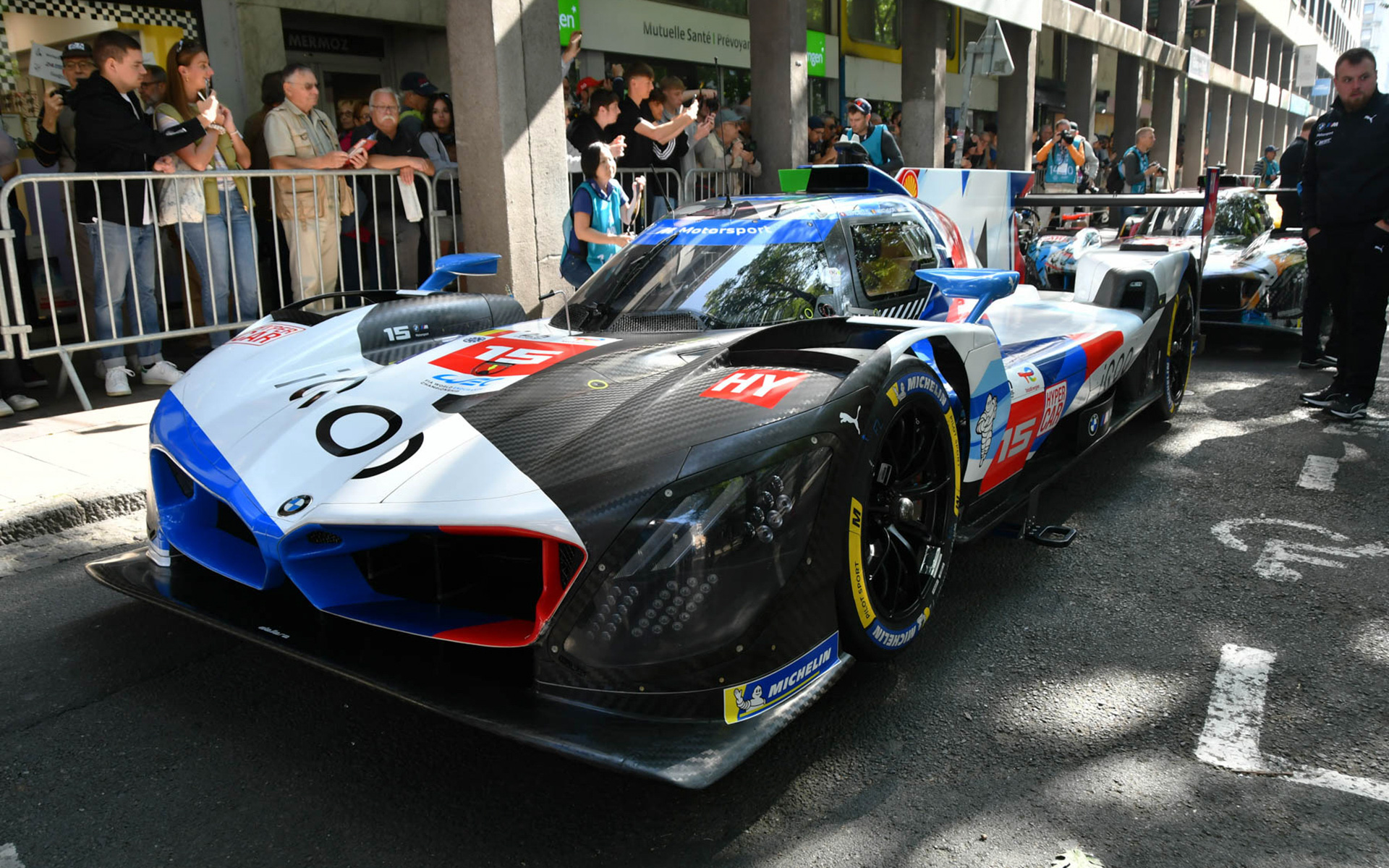 車検場にやってきたマシンたち