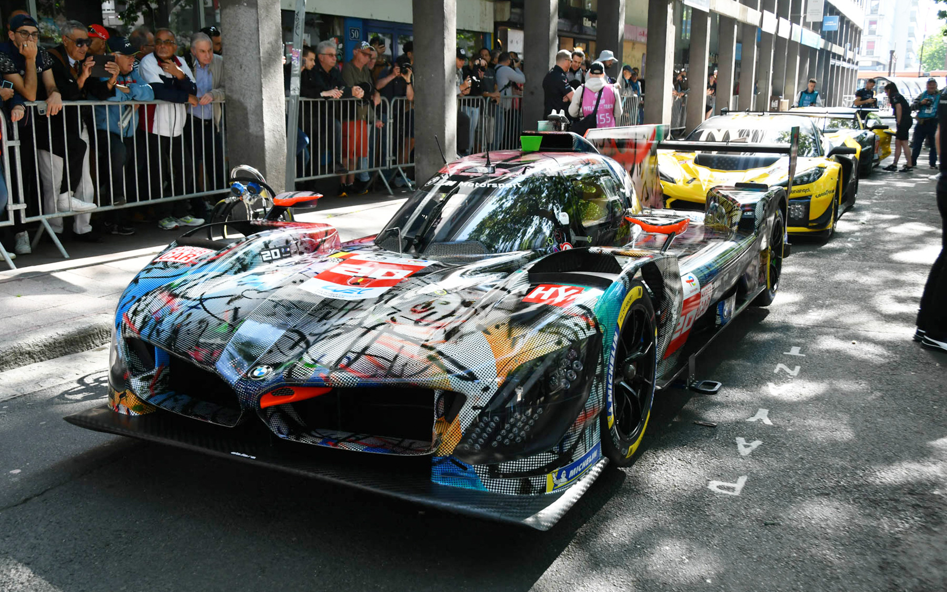 車検場にやってきたマシンたち