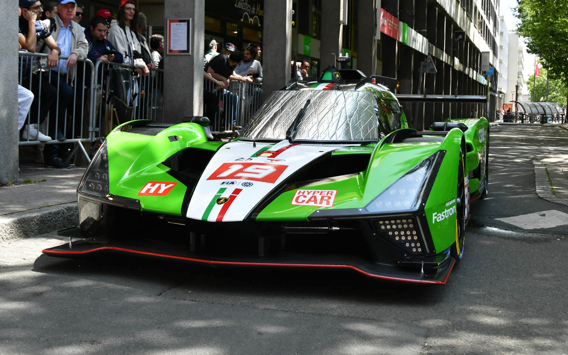 車検場にやってきたマシンたち