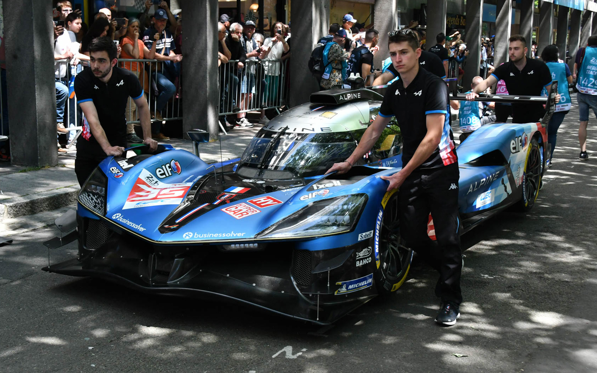 車検場にやってきたマシンたち