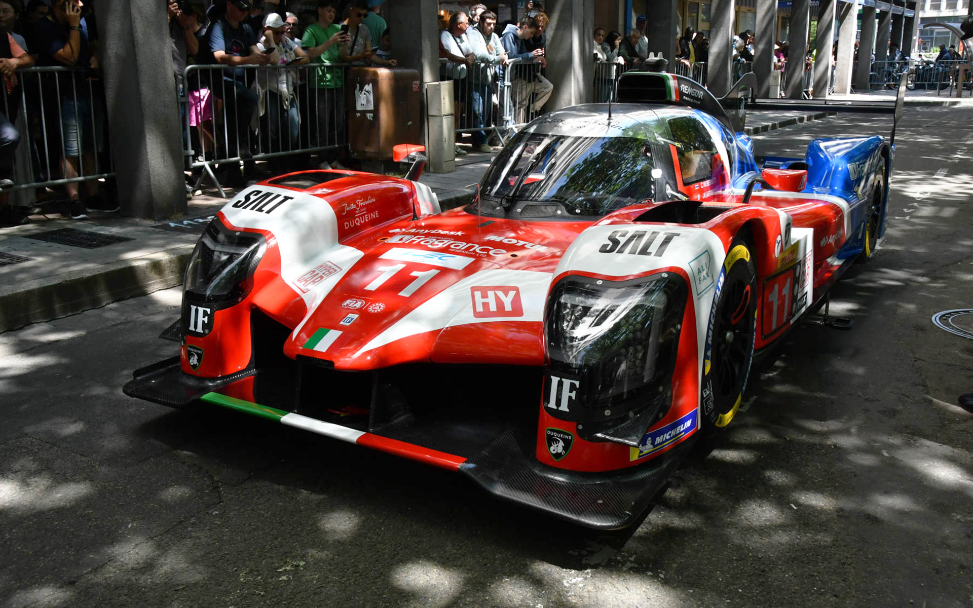 車検場にやってきたマシンたち