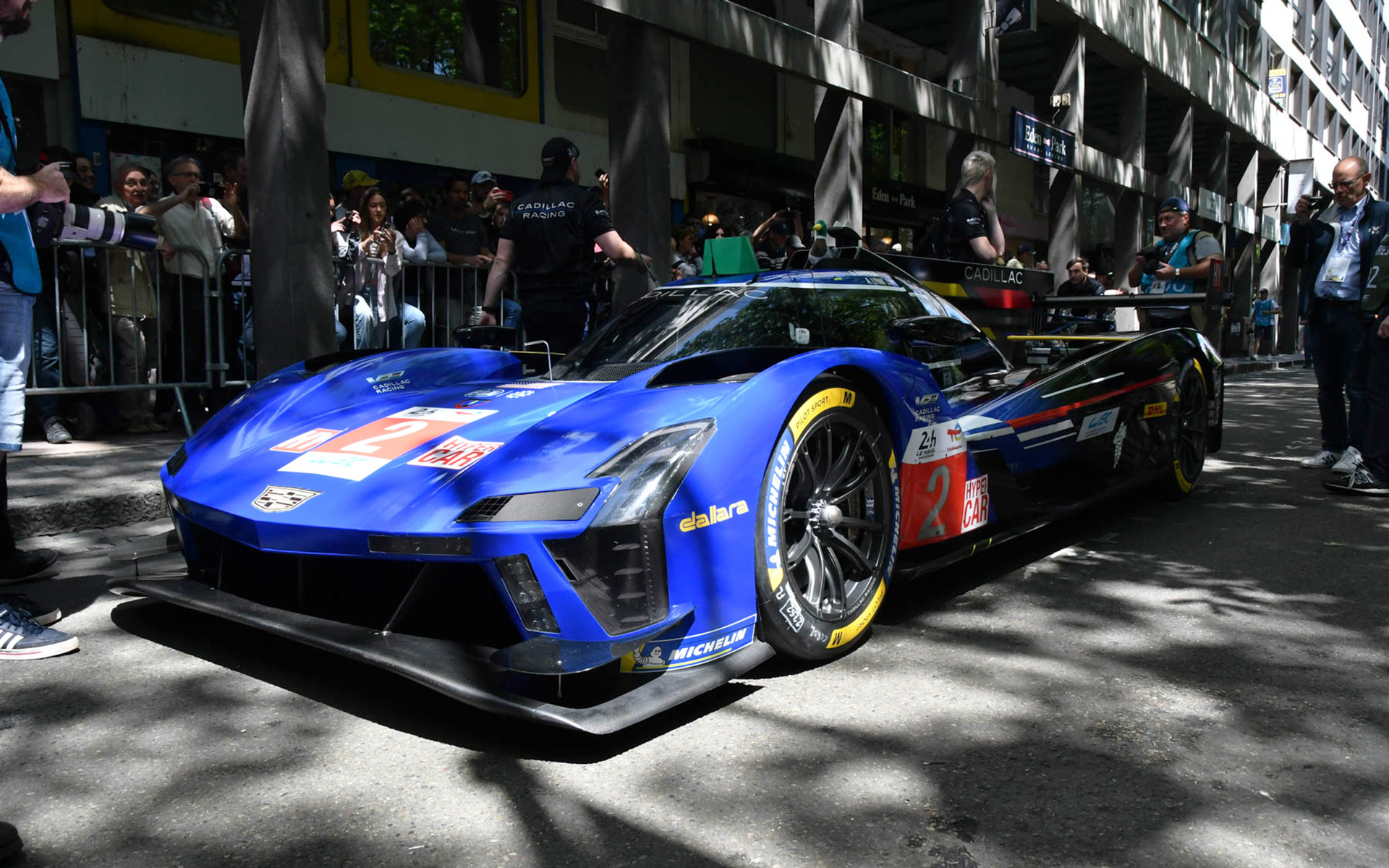 車検場にやってきたマシンたち