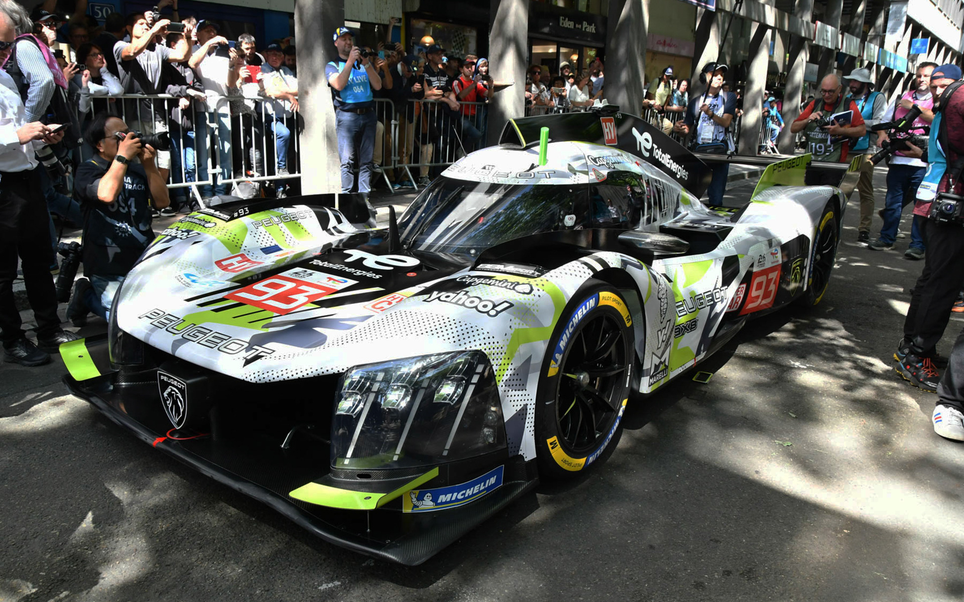 車検場にやってきたマシンたち