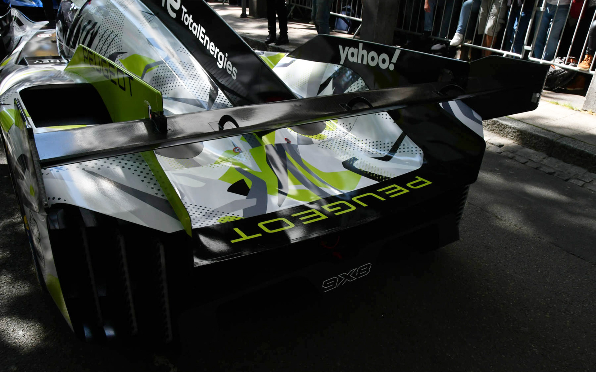 車検場にやってきたマシンたち