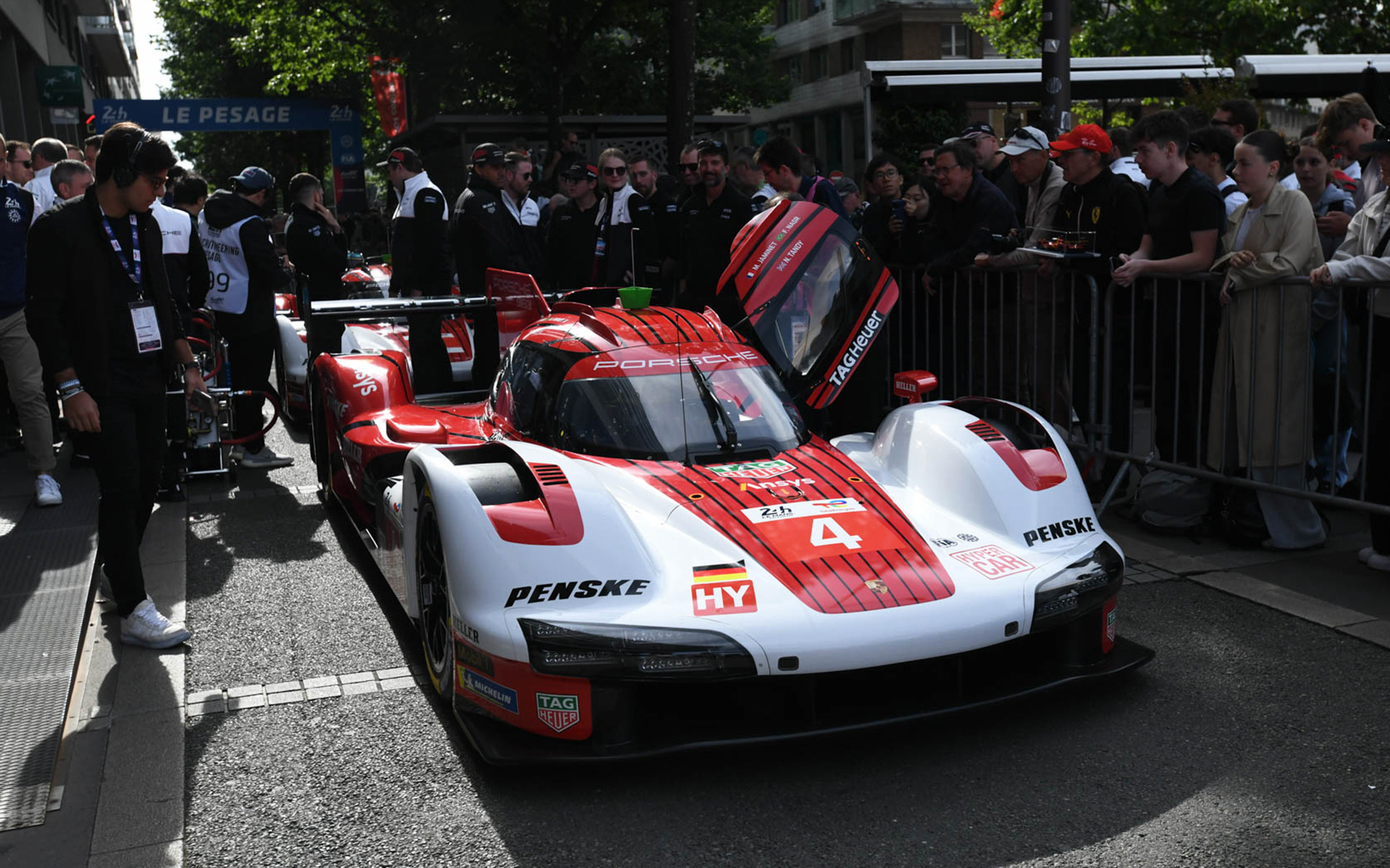 車検場にやってきたマシンたち