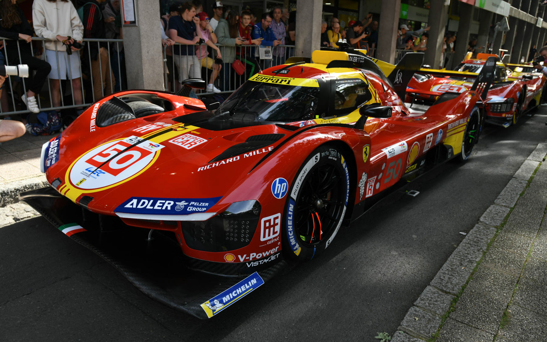 車検場にやってきたマシンたち